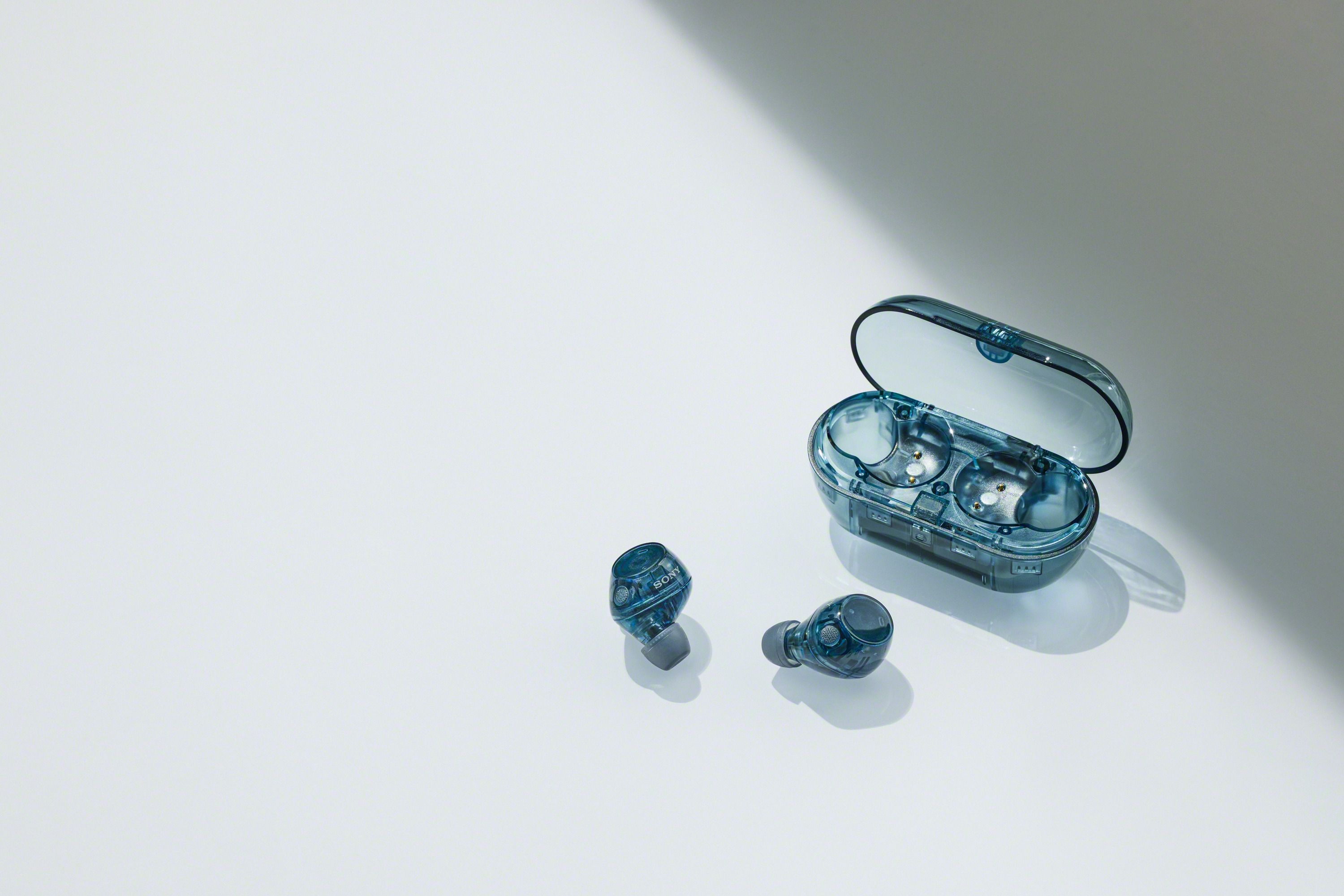 Die neuen Sony-Hörer in transparentem Blau. Alternativ sind sie auch in Pink, Schwarz und Weiß zu haben.