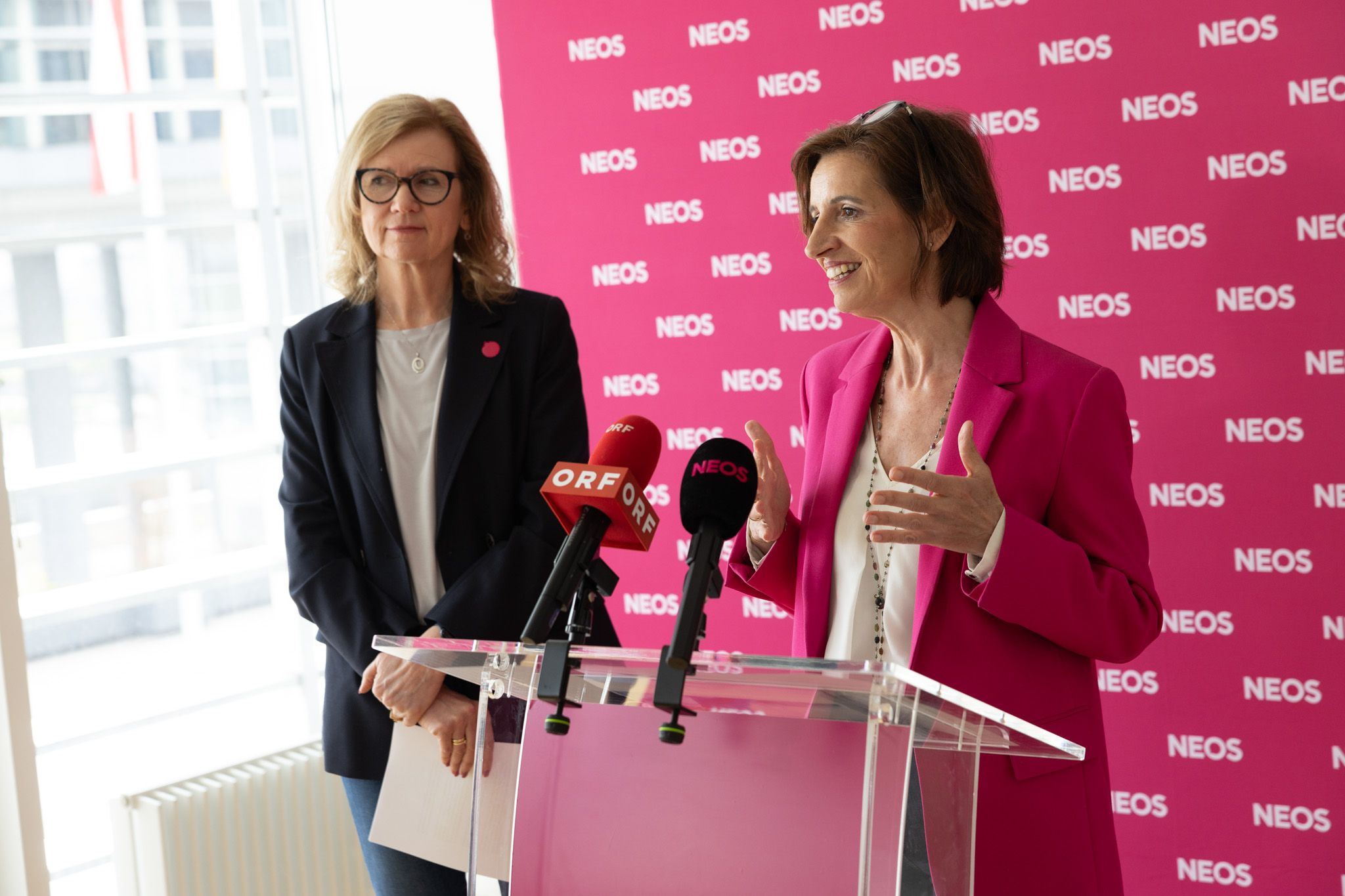 NEOS NÖ-Chefin Indra Collini (r.) mit Edith Kollermann