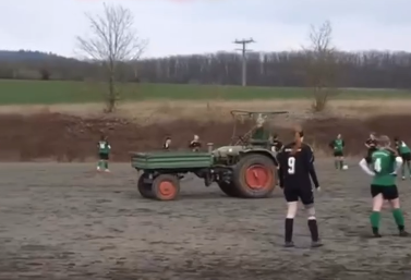 Während des Duells&nbsp;SV Friesenhausen - FC Hendungen fuhr plötzlich ein Traktor übers Spielfeld.