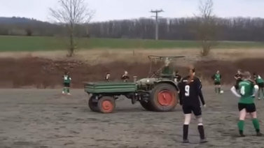 Während Fußballspiel: Plötzlich fährt Traktor übers Spielfeld