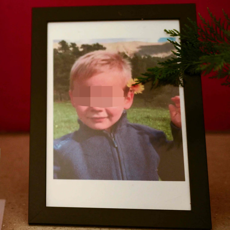 Eines der größten Kriminalrätsel der französischen Geschichte steht möglicherweise unmittelbar vor der Aufklärung. Knapp drei Jahre nach dem Tod eines Buben aus einem kleinen Ort in Südfrankreich mussten nun alle Einwohner zum DNA-Test. Ist auch der Täter dabei?