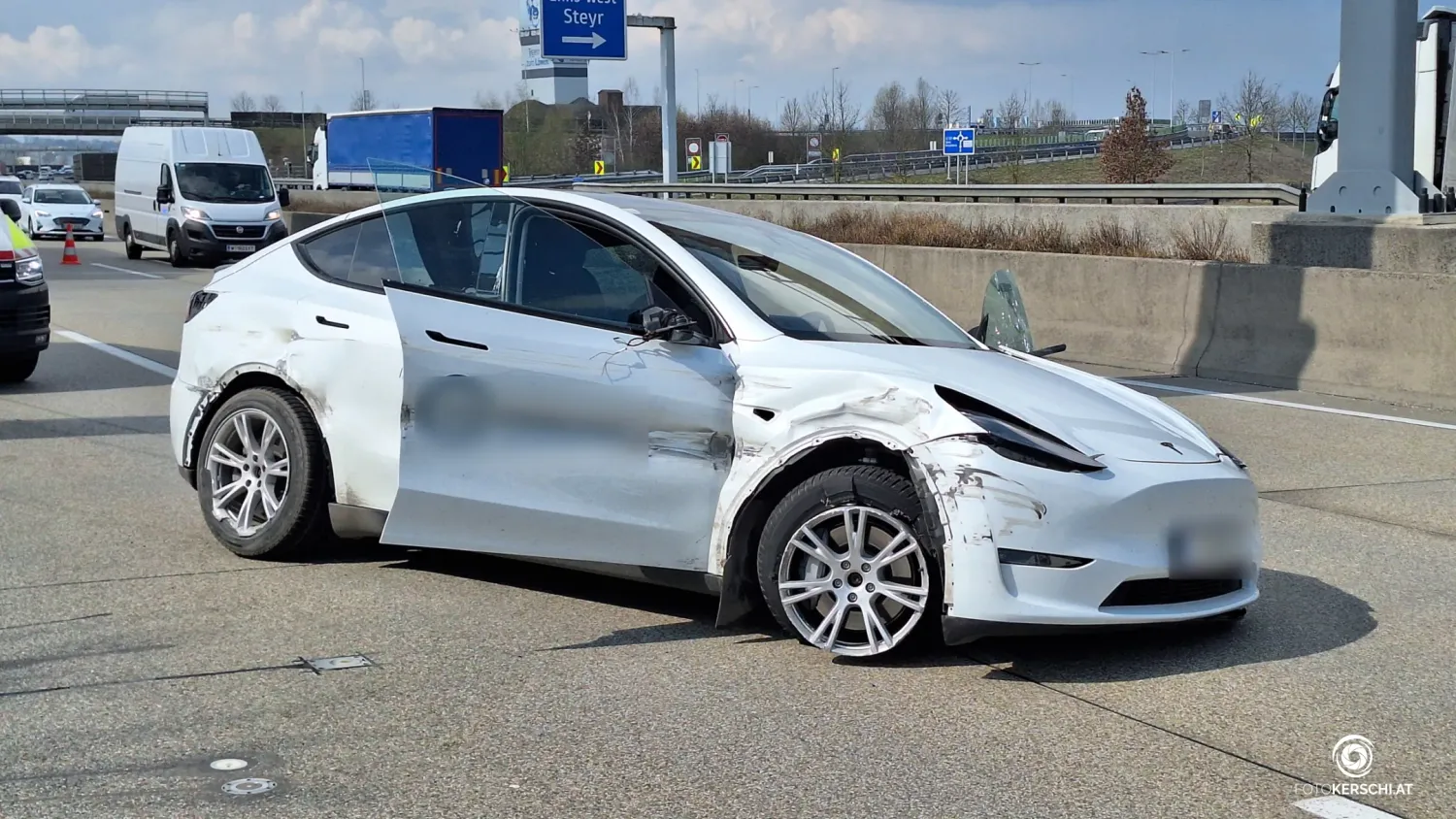 Ein Tesla-Lenker krachte auf der A1 zuerst gegen einen Lkw, fuhr einfach weiter. Dann baute er noch einen Unfall.