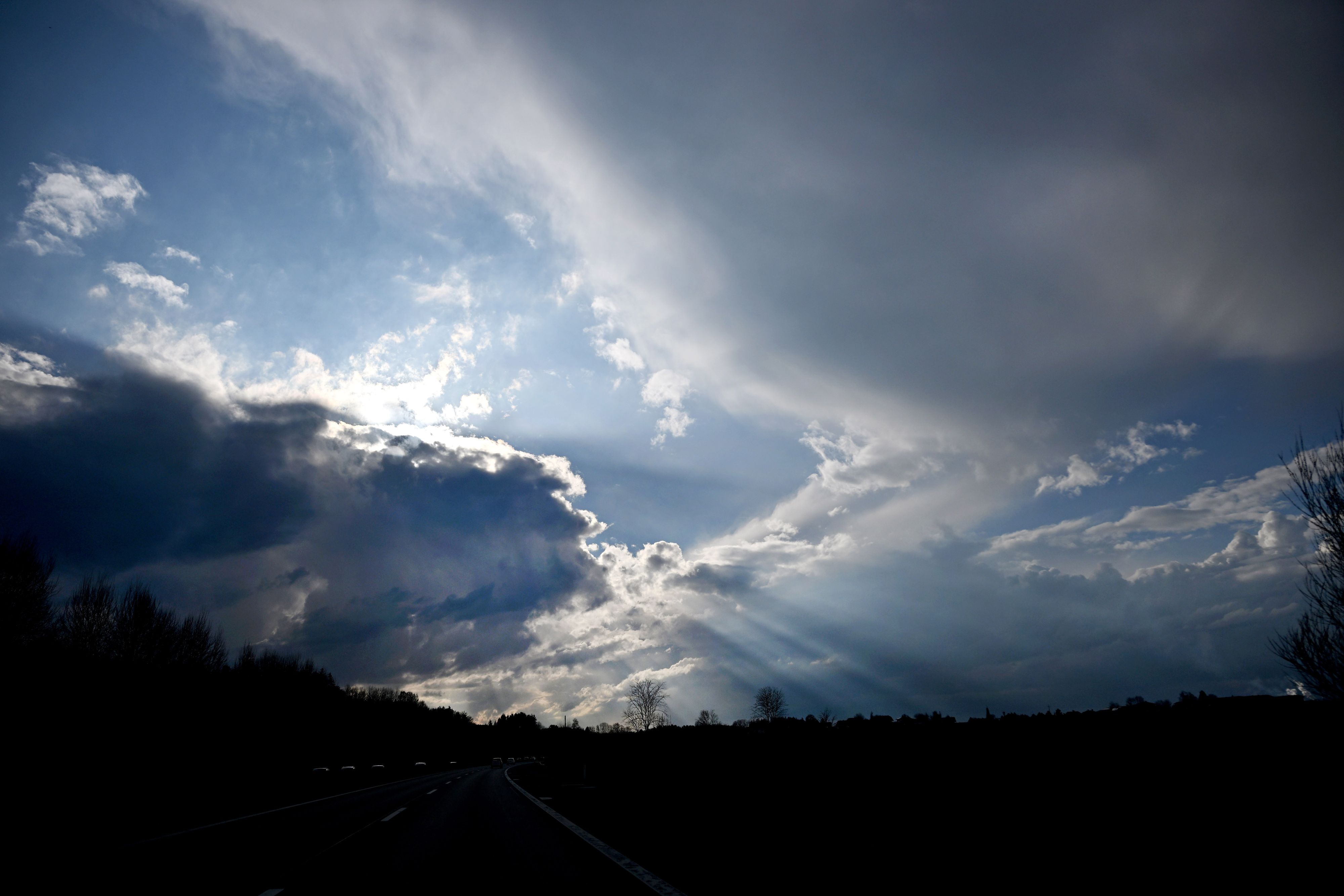 Wechselnder Sonnenschein und Regenfronten bilden diese Wolkenstimmung über dem Flachgau. Archivbild