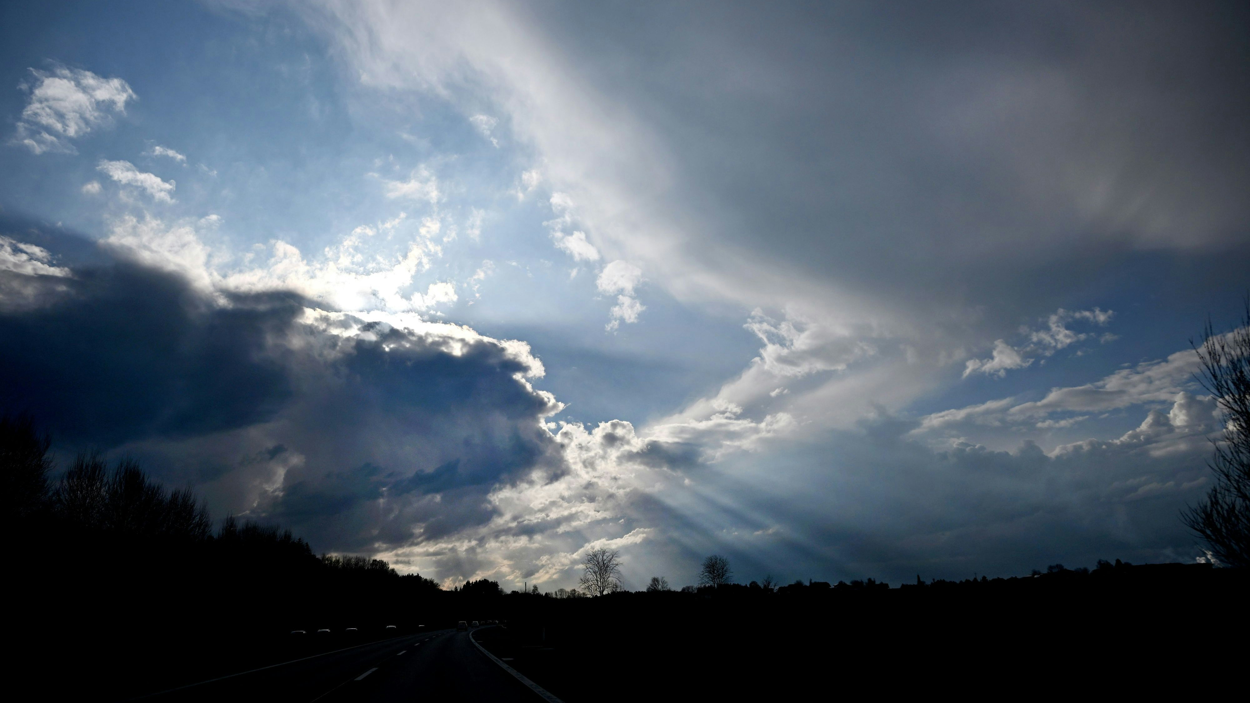 Wechselnder Sonnenschein und Regenfronten bilden diese Wolkenstimmung über dem Flachgau. Archivbild