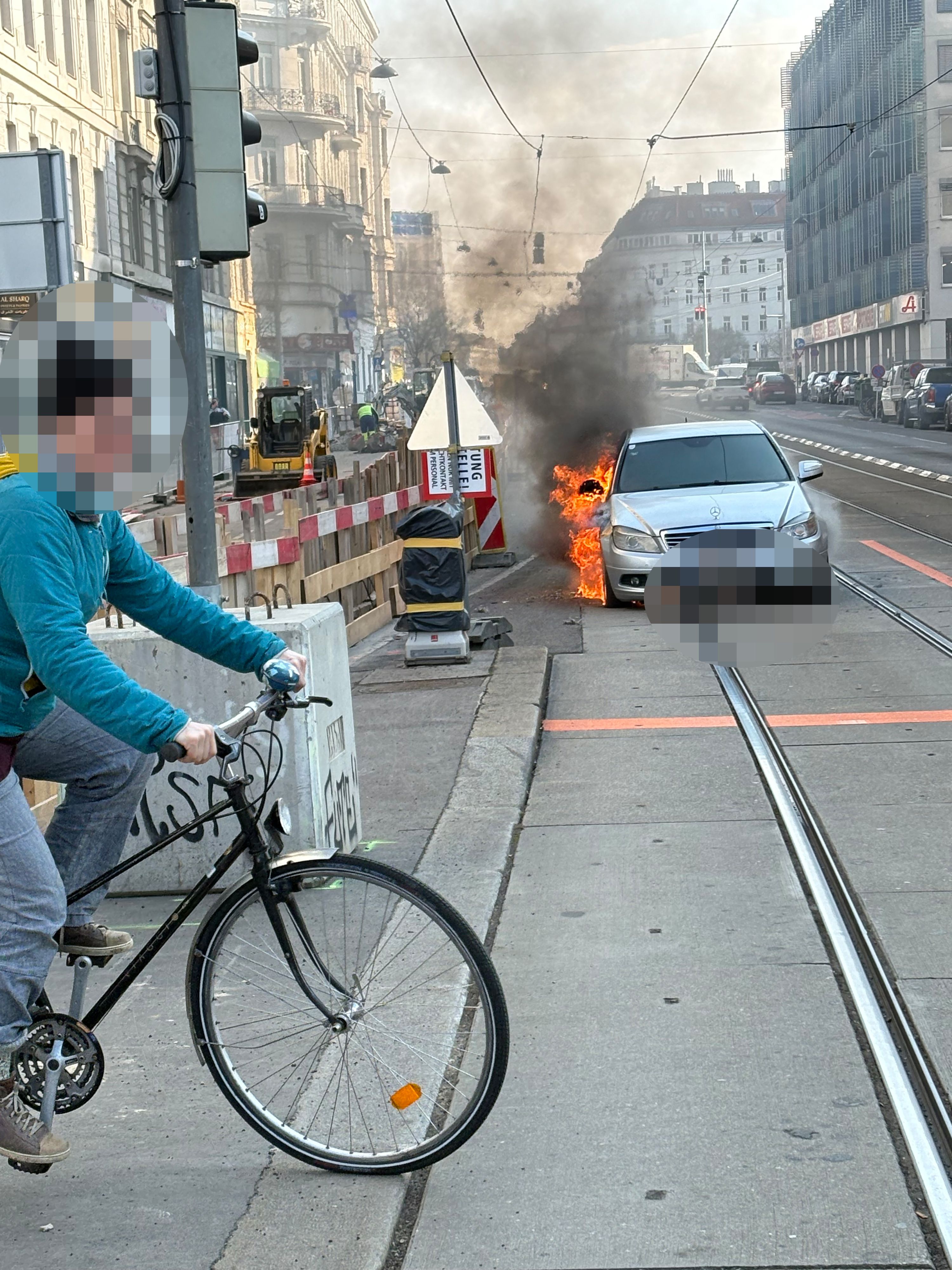 Öffi-Chaos in Wien! Mercedes brennt auf offener Straße.