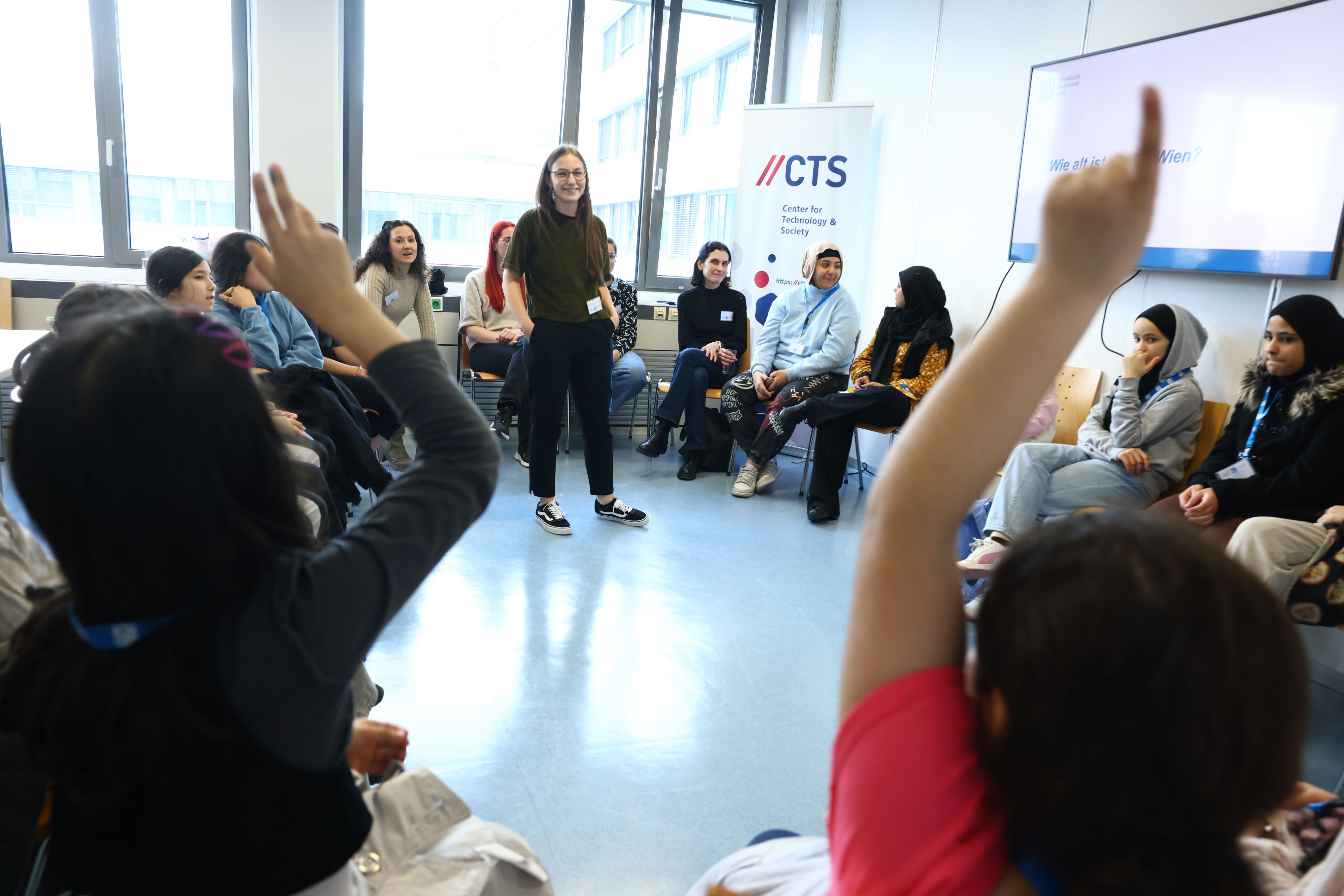 Auf der TU wurden jungen Mädchen technische Berufe im Zuge des PowerLEO Projekt nähergebracht.