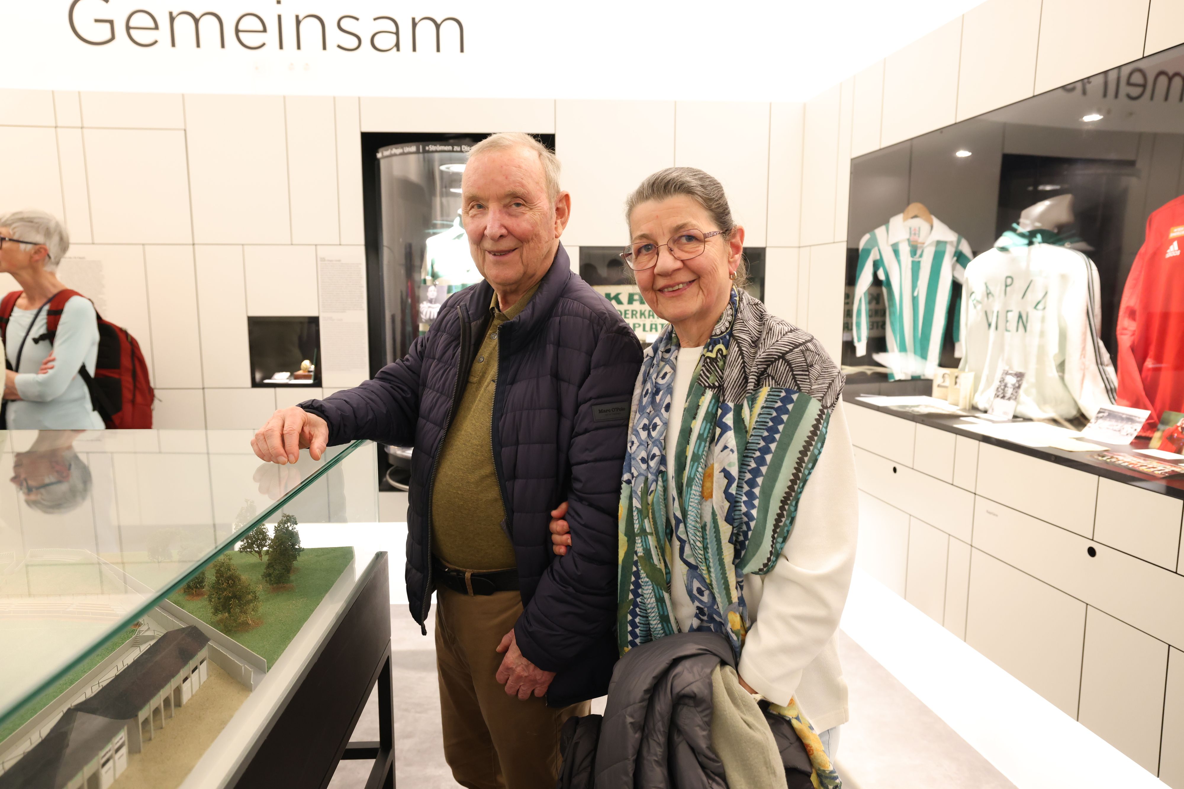 Gerhard und Elli bei der demenzfreundlichen Führung im Rapideum.