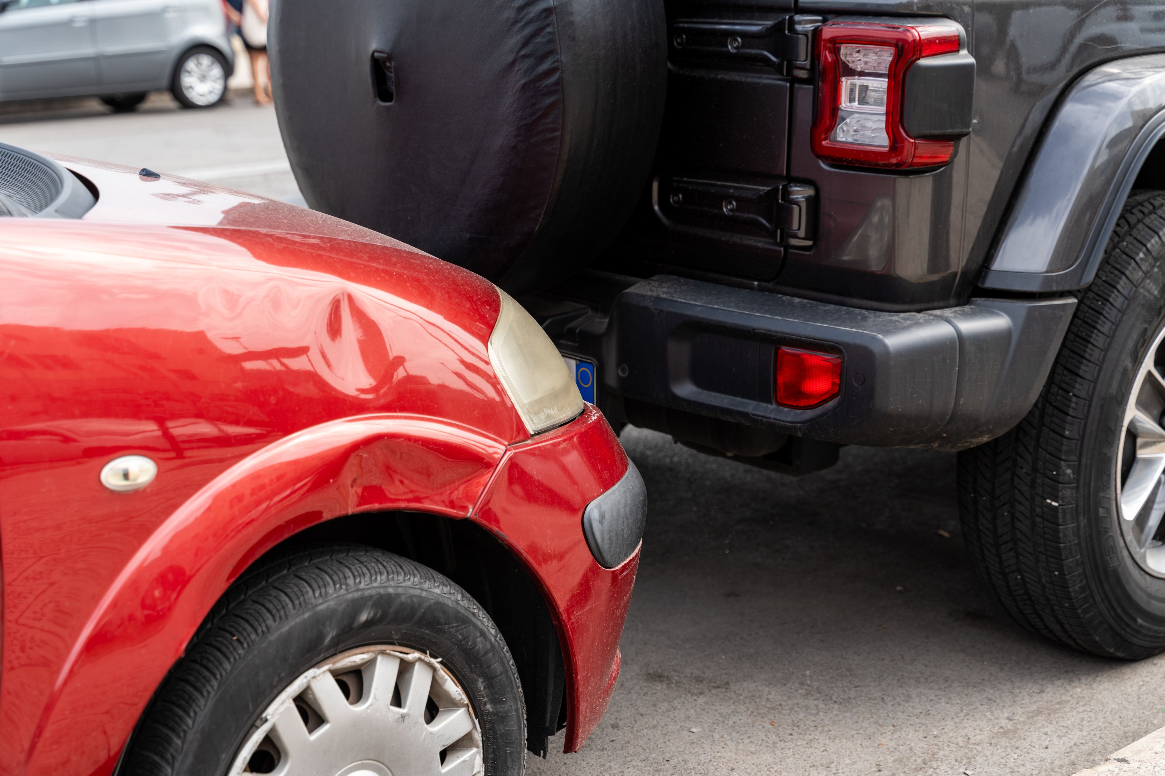 Wer es unterlässt, eine Unfallmeldung zu machen – oder zu viel Zeit bis zur Meldung verstreichen lässt – kann auf einen Schlag mit bis zu drei Verwaltungsstrafen belegt werden.