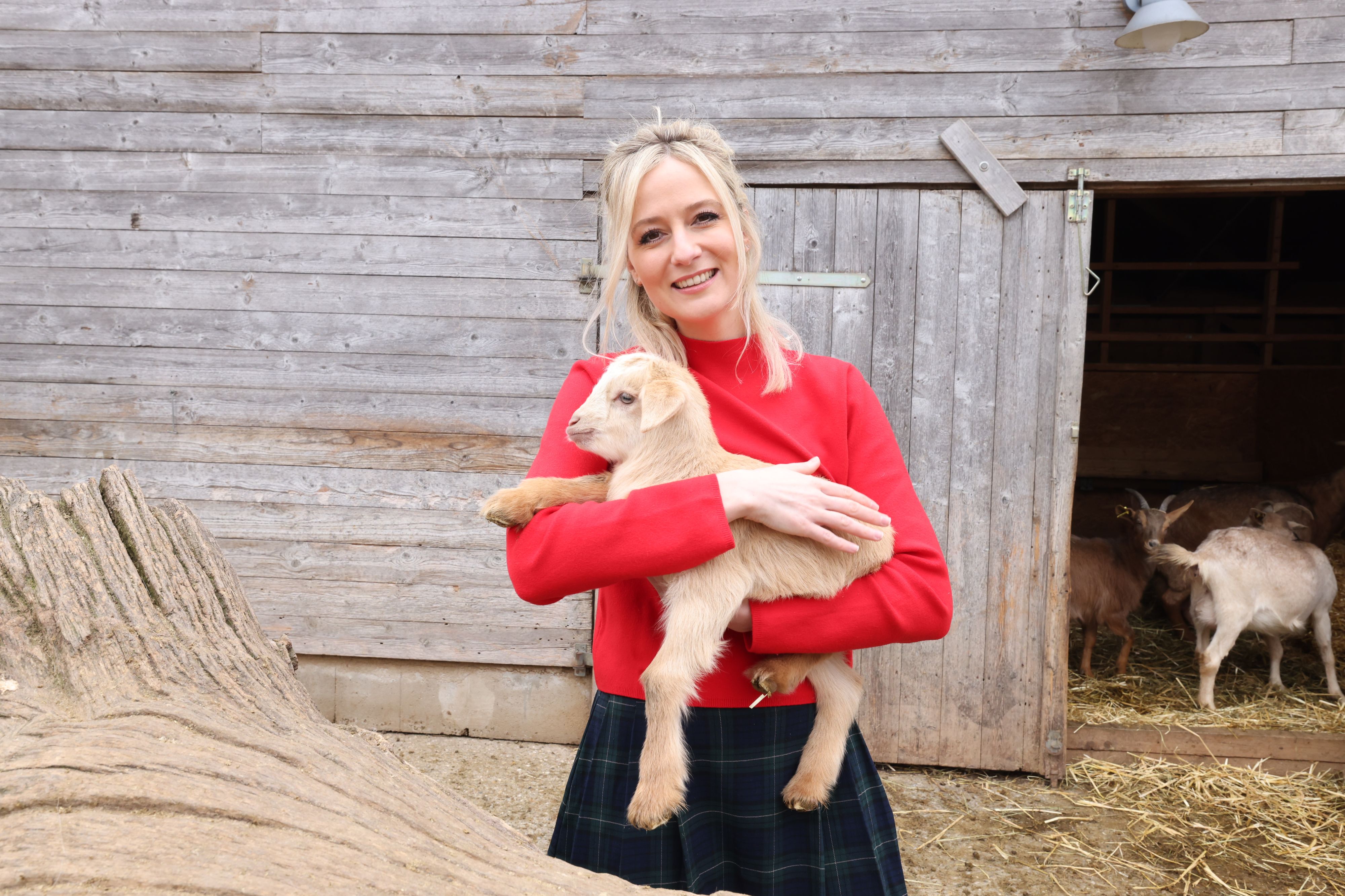 Auf Tuchfühlung mit einem Zicklein: Tina Ritschl am Landgut Cobenzl