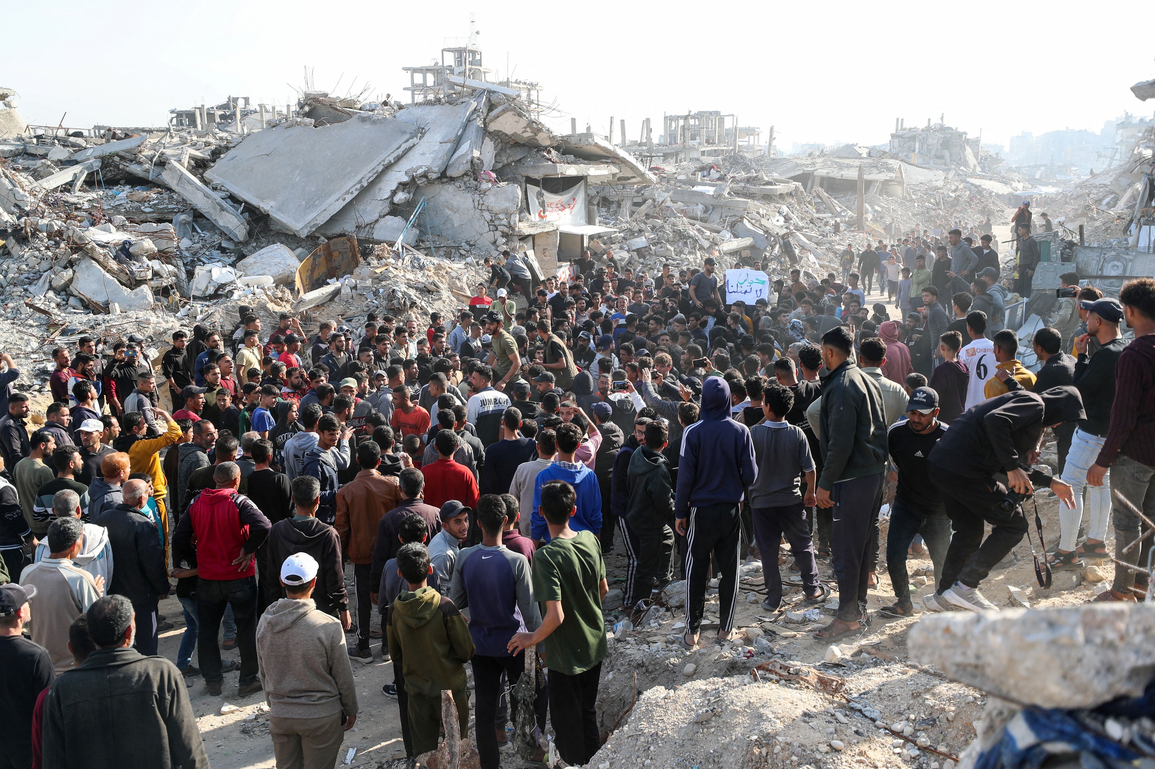 Im Gazastreifen haben mehrere hundert Menschen gegen die Hamas-Herrschaft protestiert.