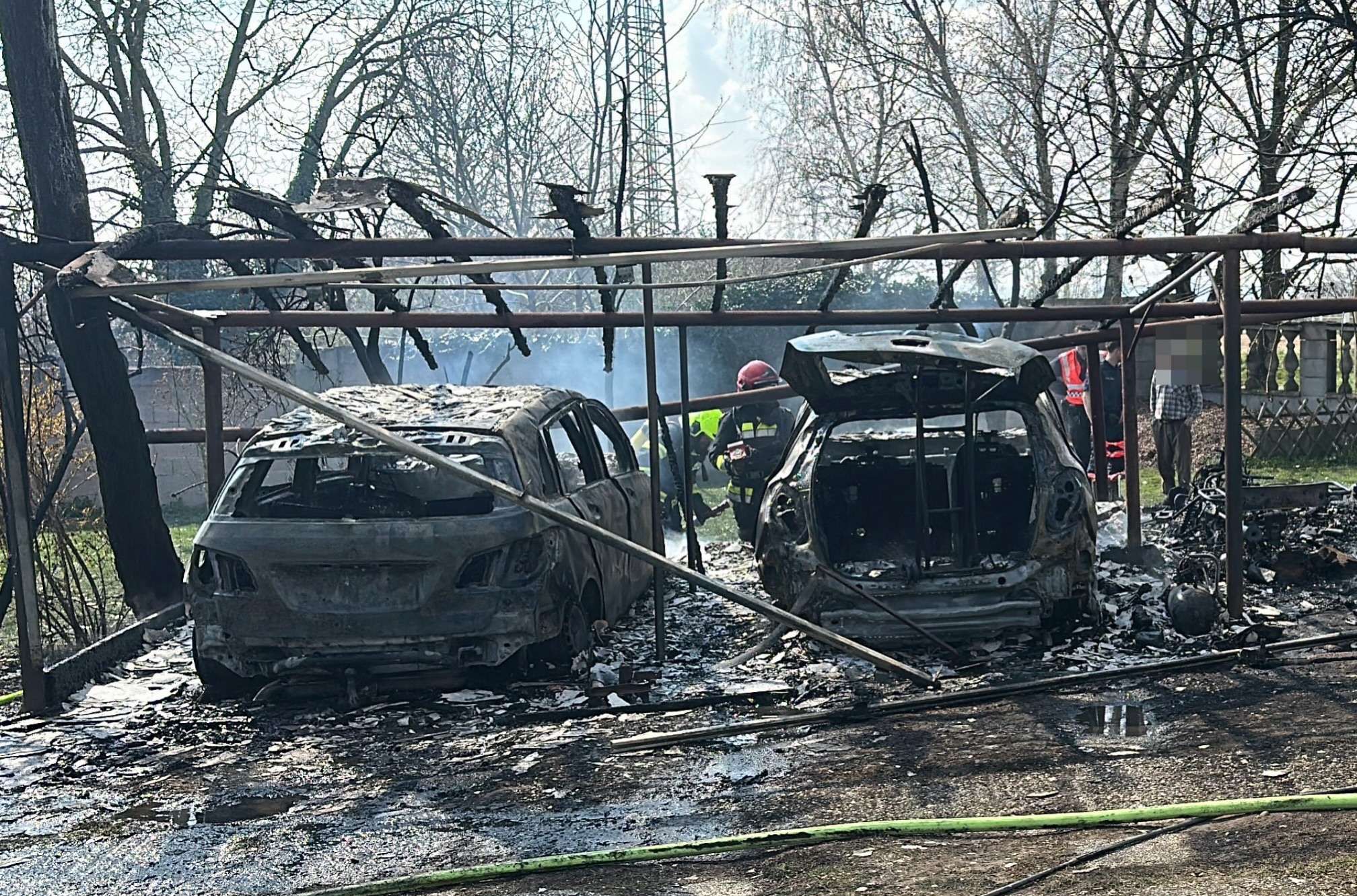 Brand von Unterstand: Zwei Pkw brannten völlig aus