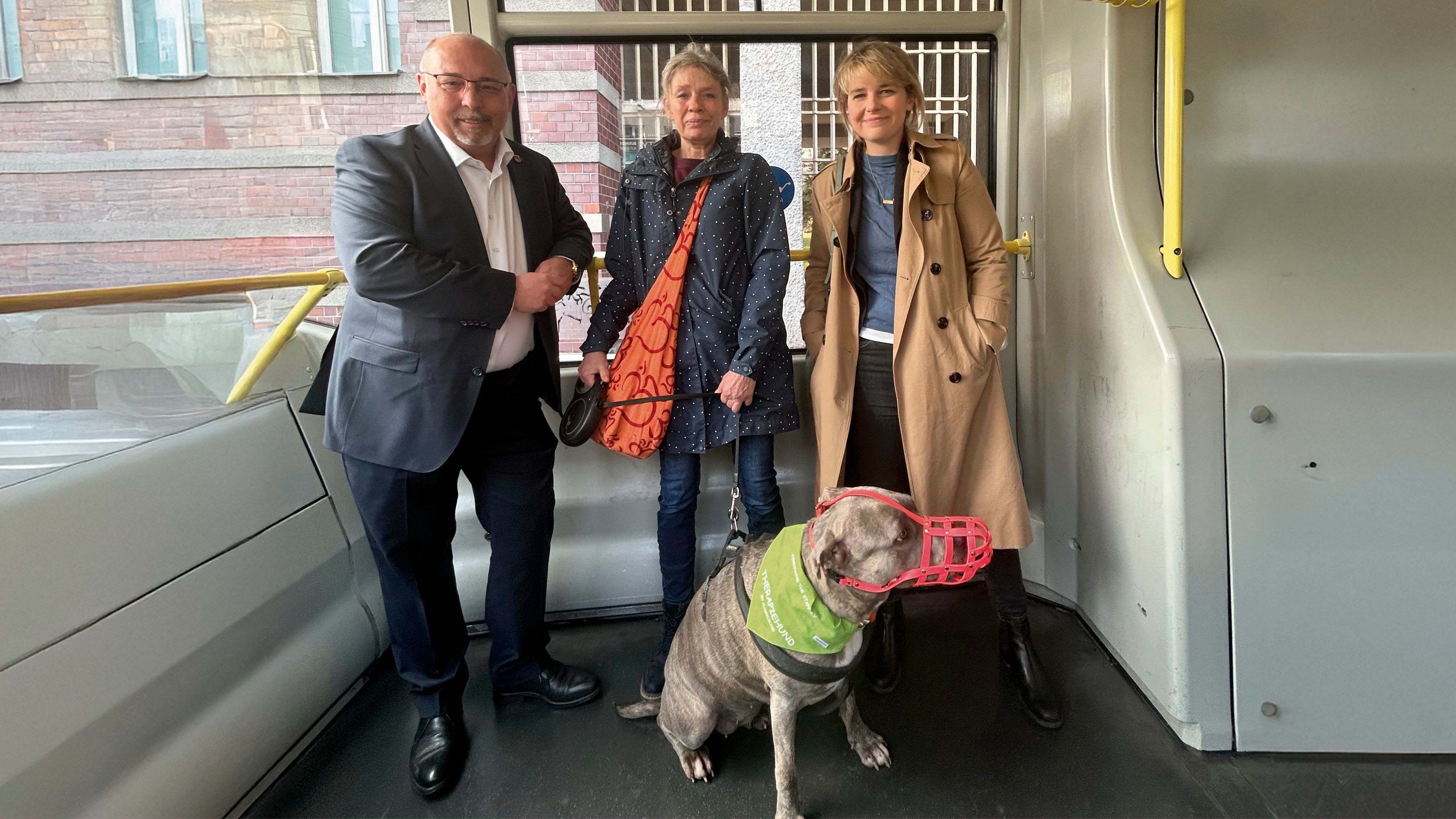 Bezirksvorsteher Peter Jagsch (r.) und Bezirksvorsteherin Stefanie Lamp (links außen) in der 2er-Bim.