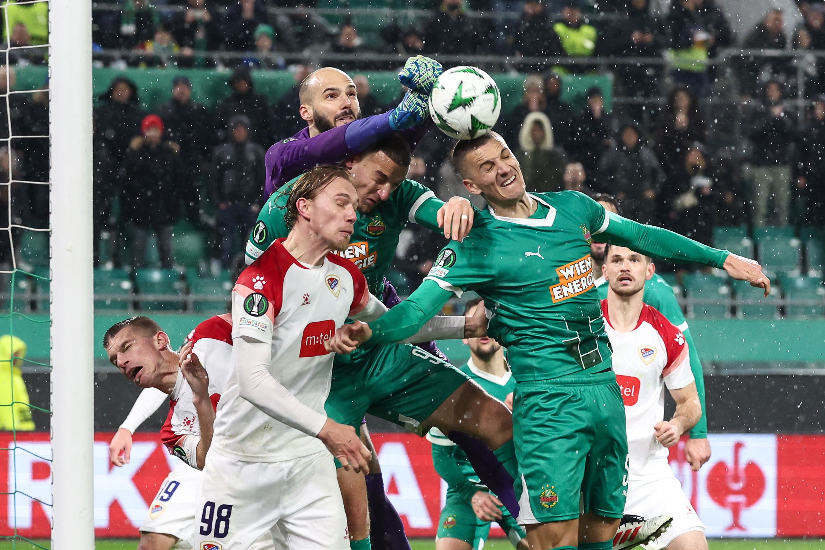 Filip Manojlovic (l.) zeigte im Banja-Luka-Trikot eine starke Leistung gegen Rapid.