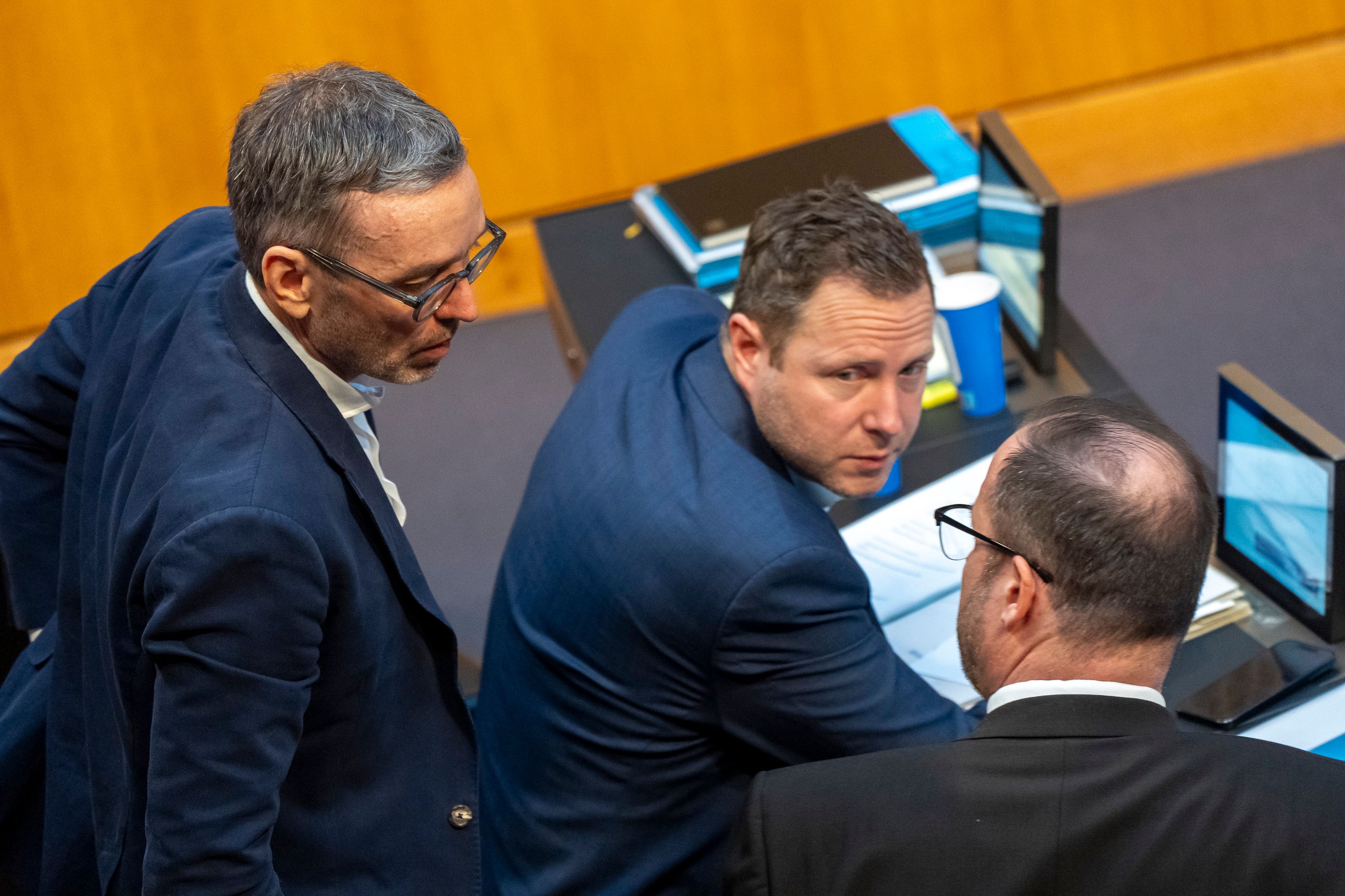 FPÖ-Mann Schnedlitz hat eine Dringliche Anfrage eingebracht. 