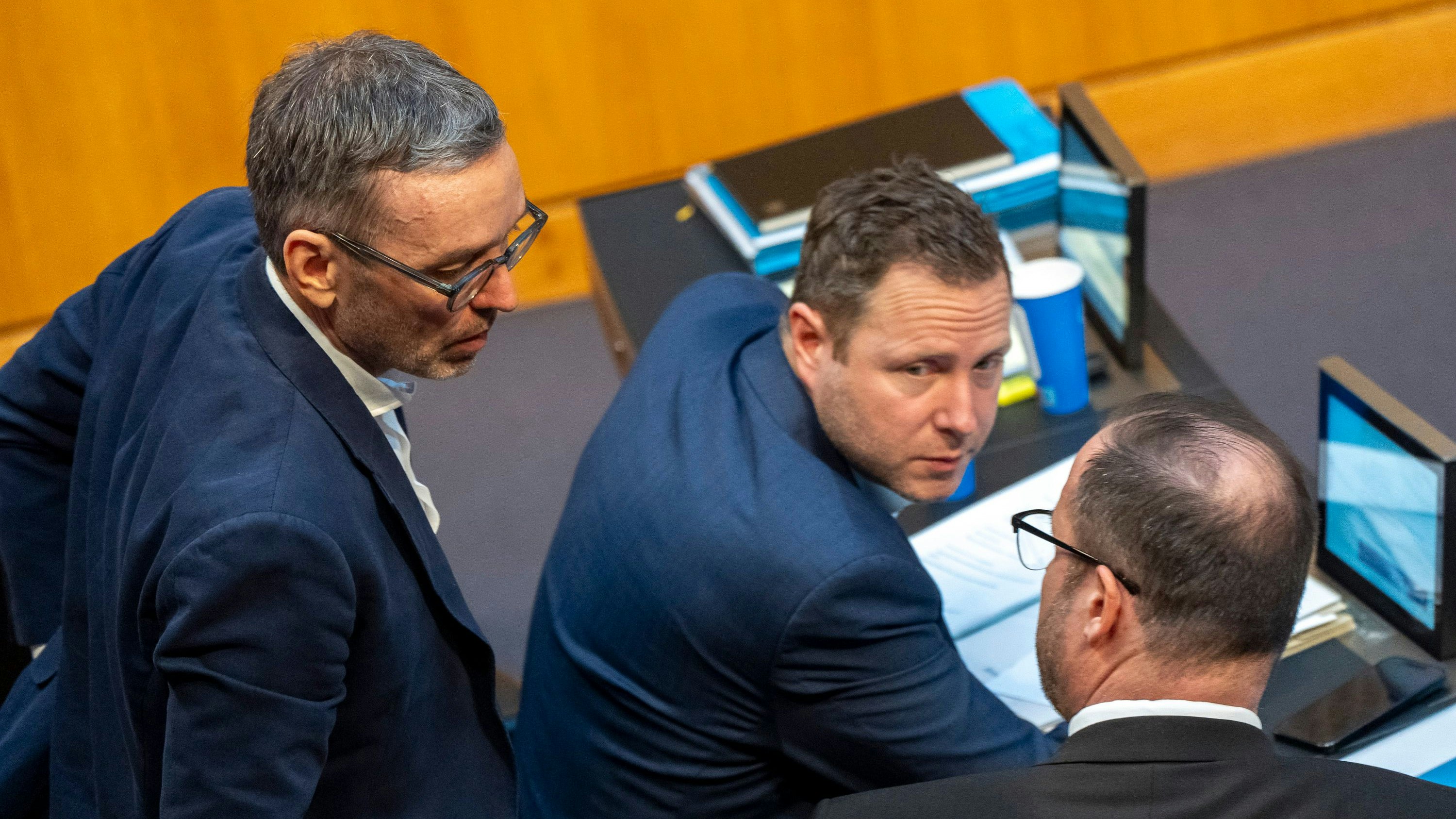 FPÖ-Mann Schnedlitz hat eine Dringliche Anfrage eingebracht. 