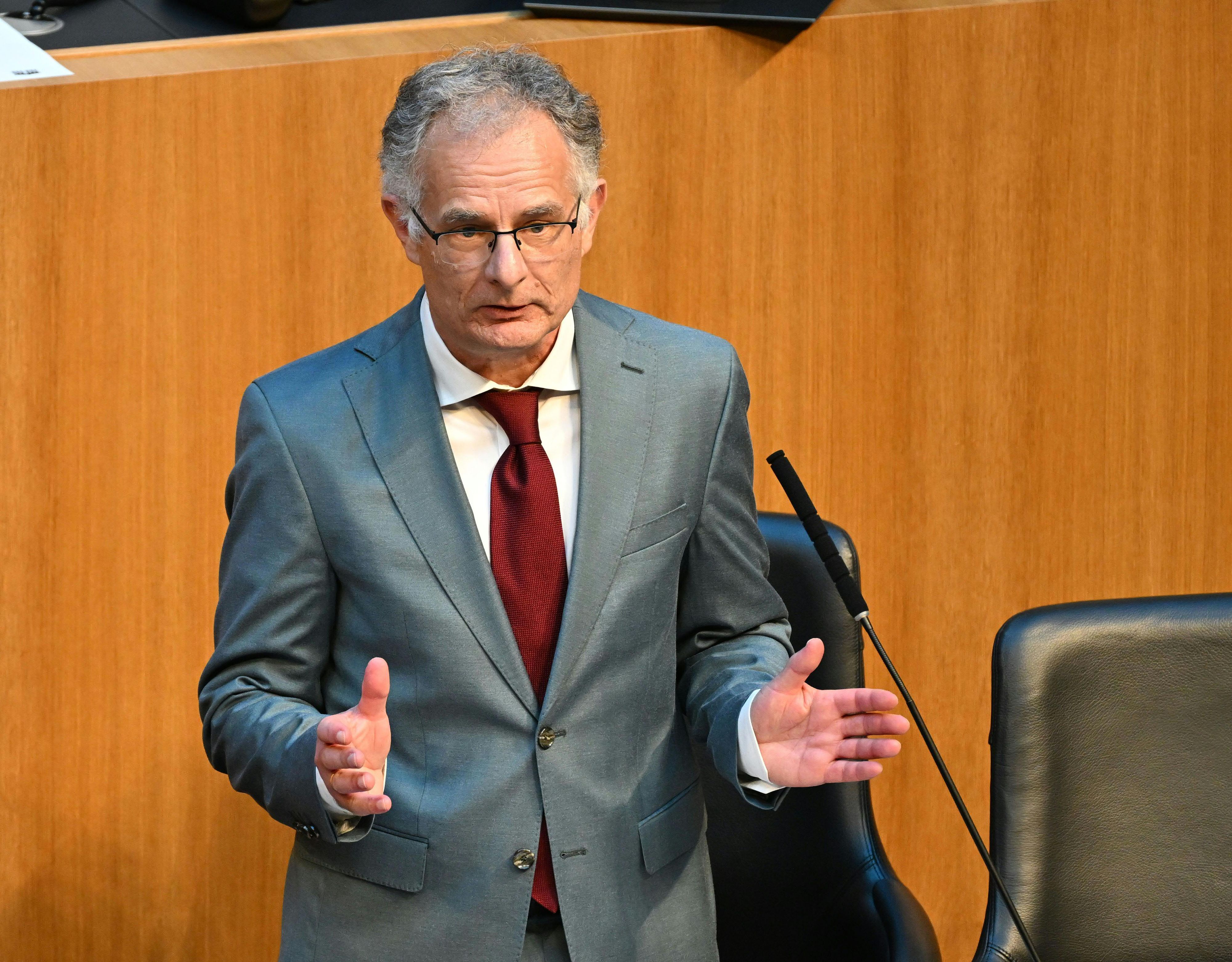 Erklärungsbedarf nach einer Visagisten-Rechnung auf Steuerzahler-Kosten über 456 Euro: Finanzminister Markus Marterbauer (SPÖ)