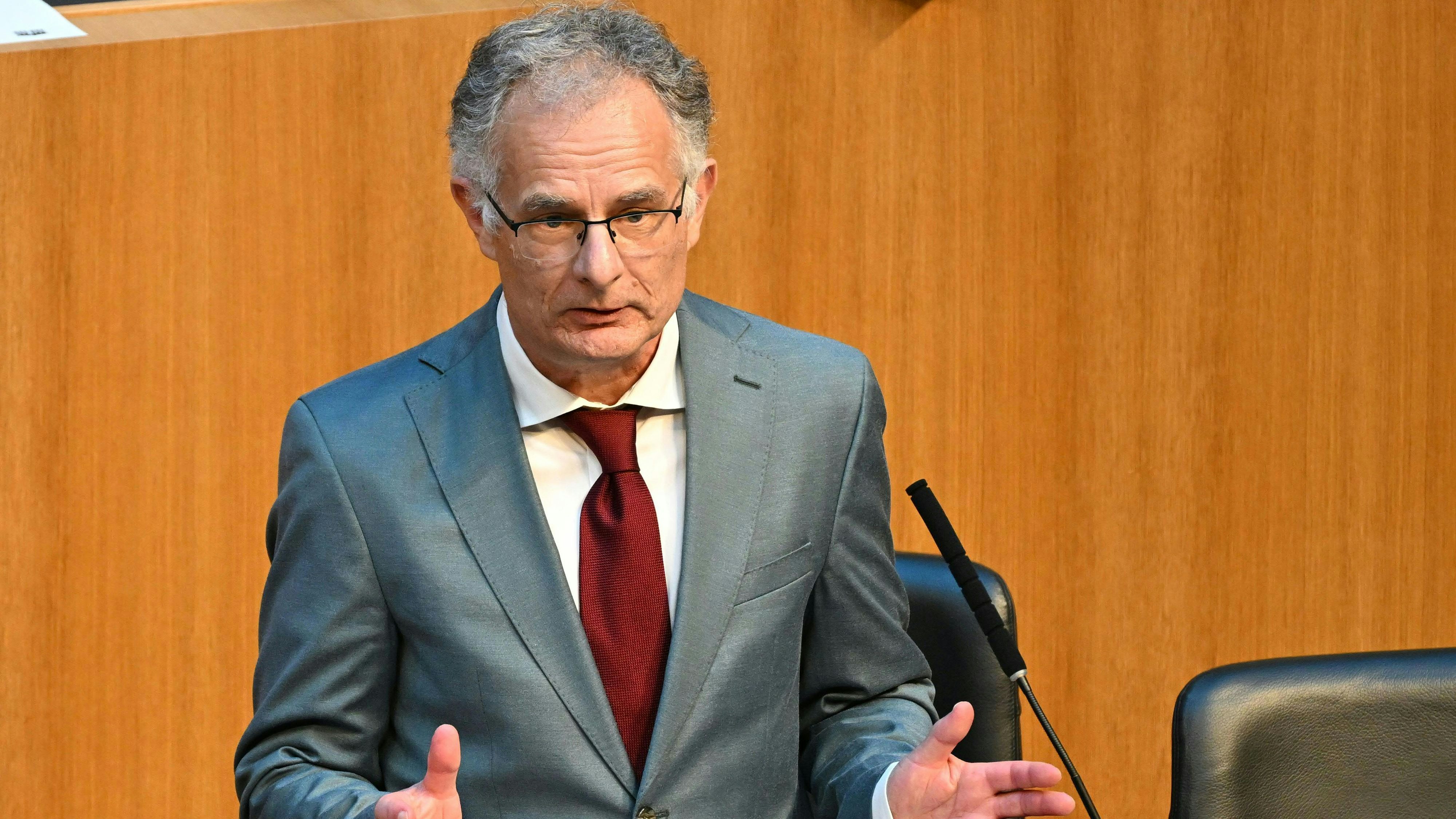 Heute.at - Finanzminister ließ sich um hunderte Euro schminken