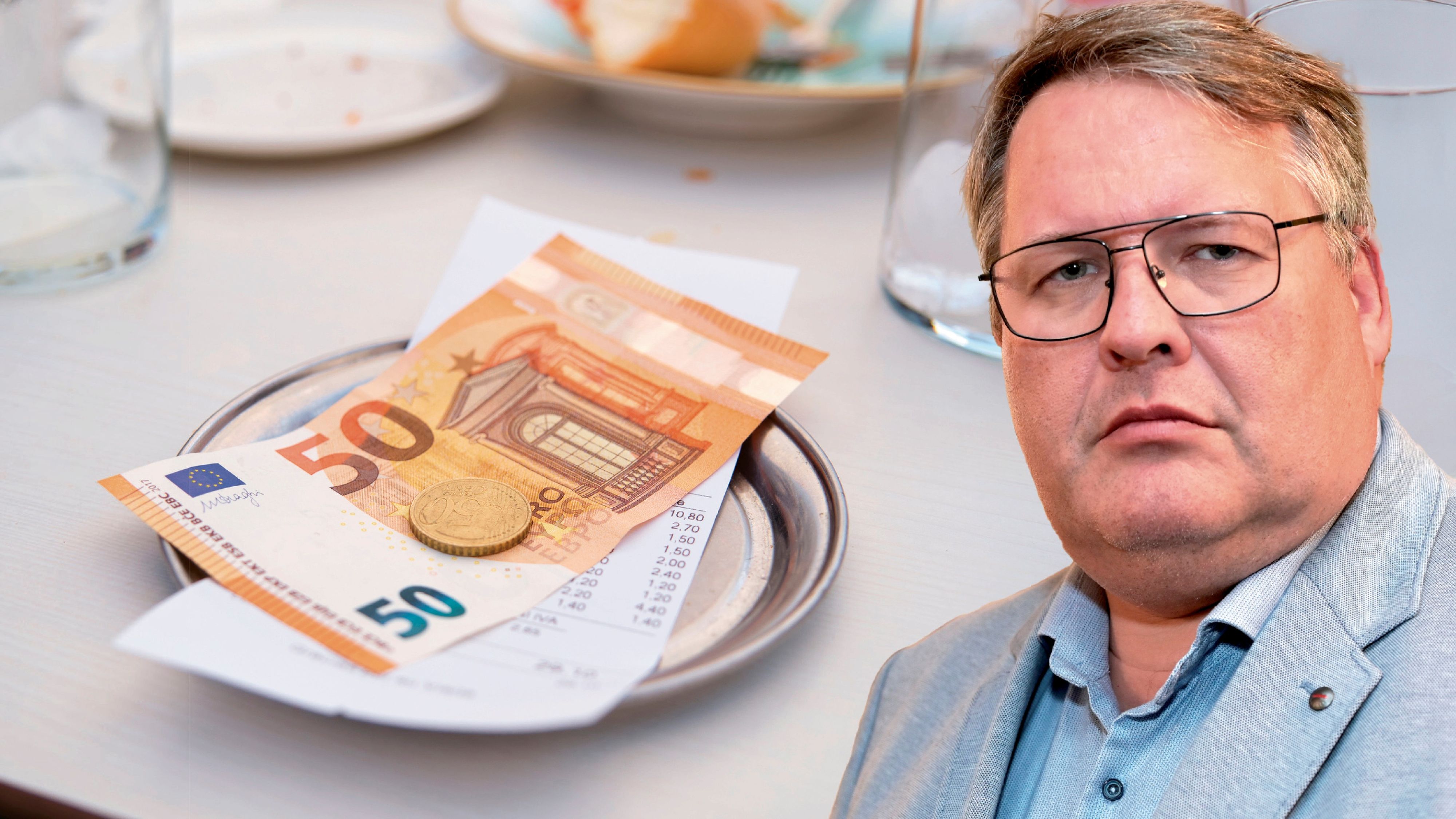 Sichtbar sauer: Thomas Mayr-Stockinger, stv. Wirtesprecher, ärgert sich über eine angedachte Trinkgeldsteuer. (Symbolbild)