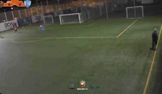 Auch der Nahbereich eines Fußballplatzes geriet unter russischen Beschuss. 