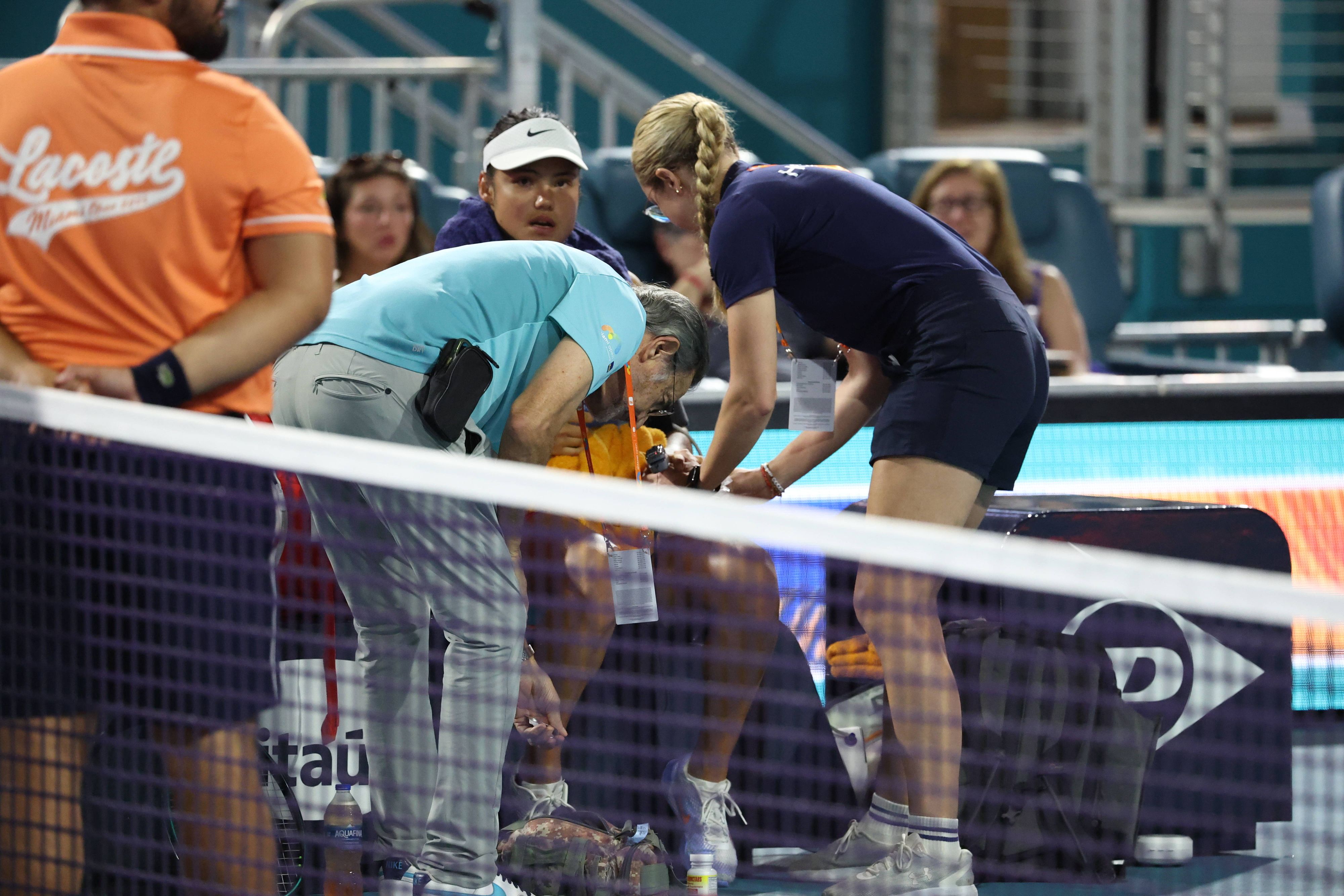 Emma Raducanu musste sich in Miami medizinisch behandeln lassen.