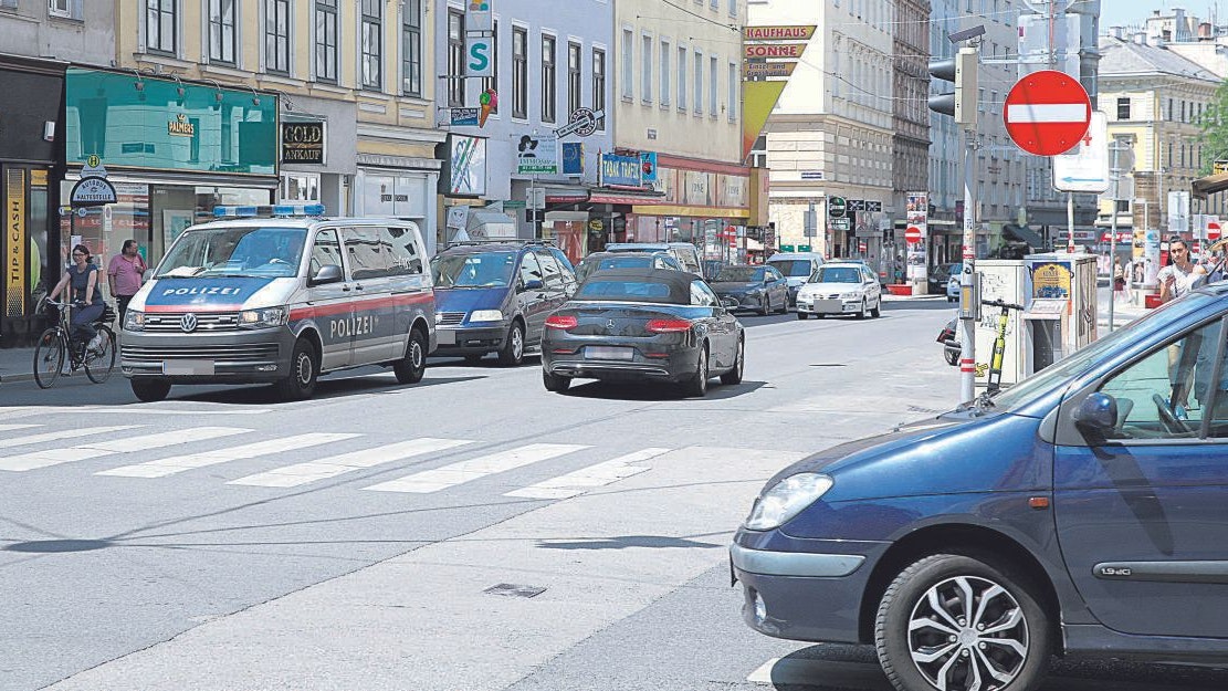 Polizei, Stau und Parkplatzsuche: In vielen Teilen Margaretens – wie hier – ist die Verkehrslage angespannt. Die SPÖ reagiert mit Anwohnerparken und mobiler Inspektion.