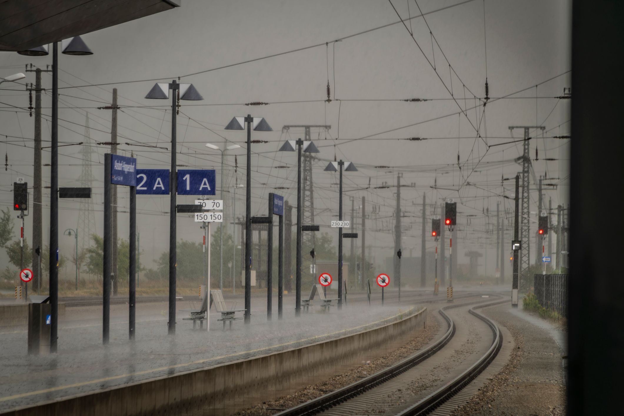 Regen auf dem Bahnhof Absdorf-Hippersdorf. Archivbild