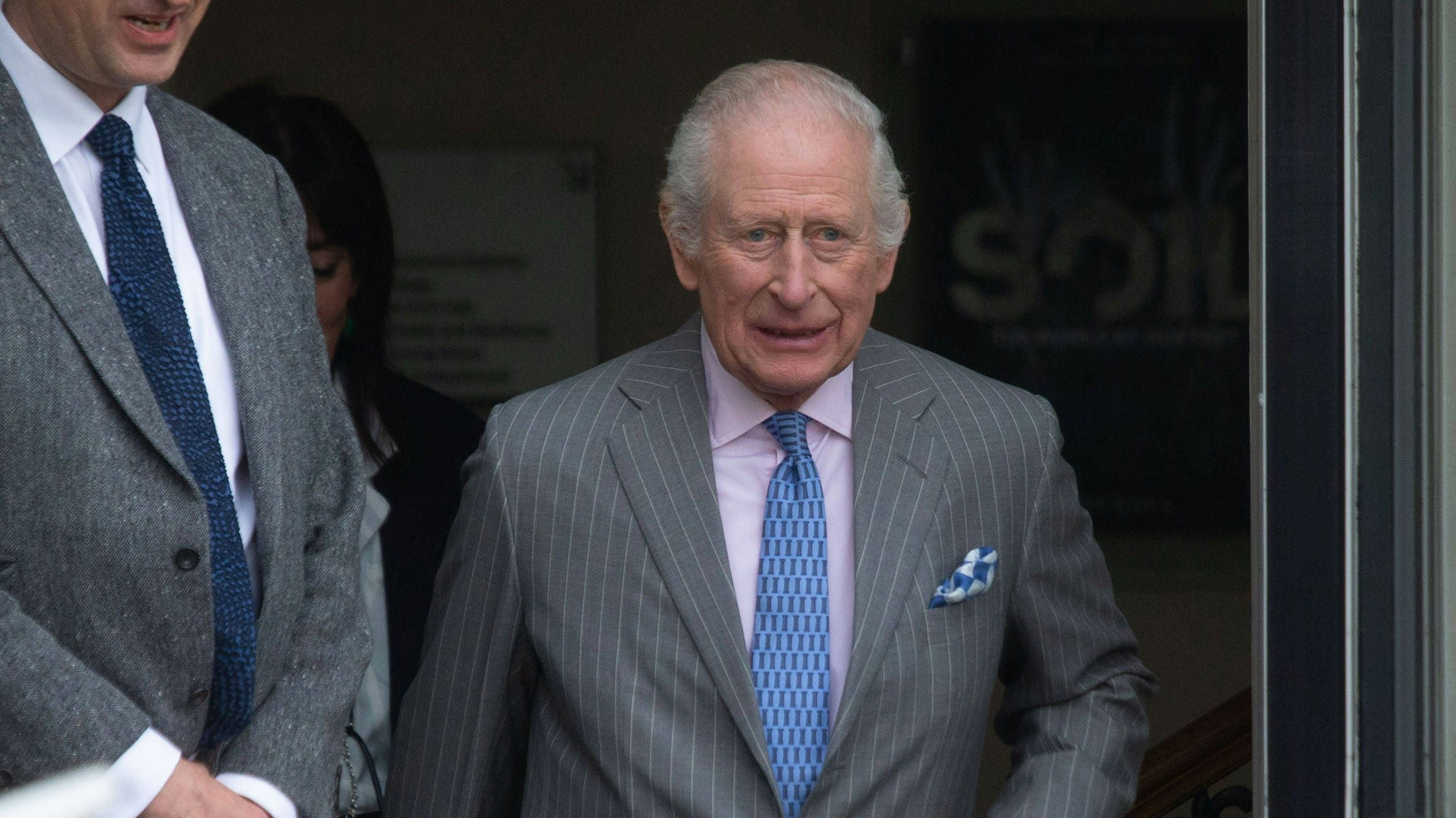 König Charles beim Verlassen von Somerset House am 26. März 2025.