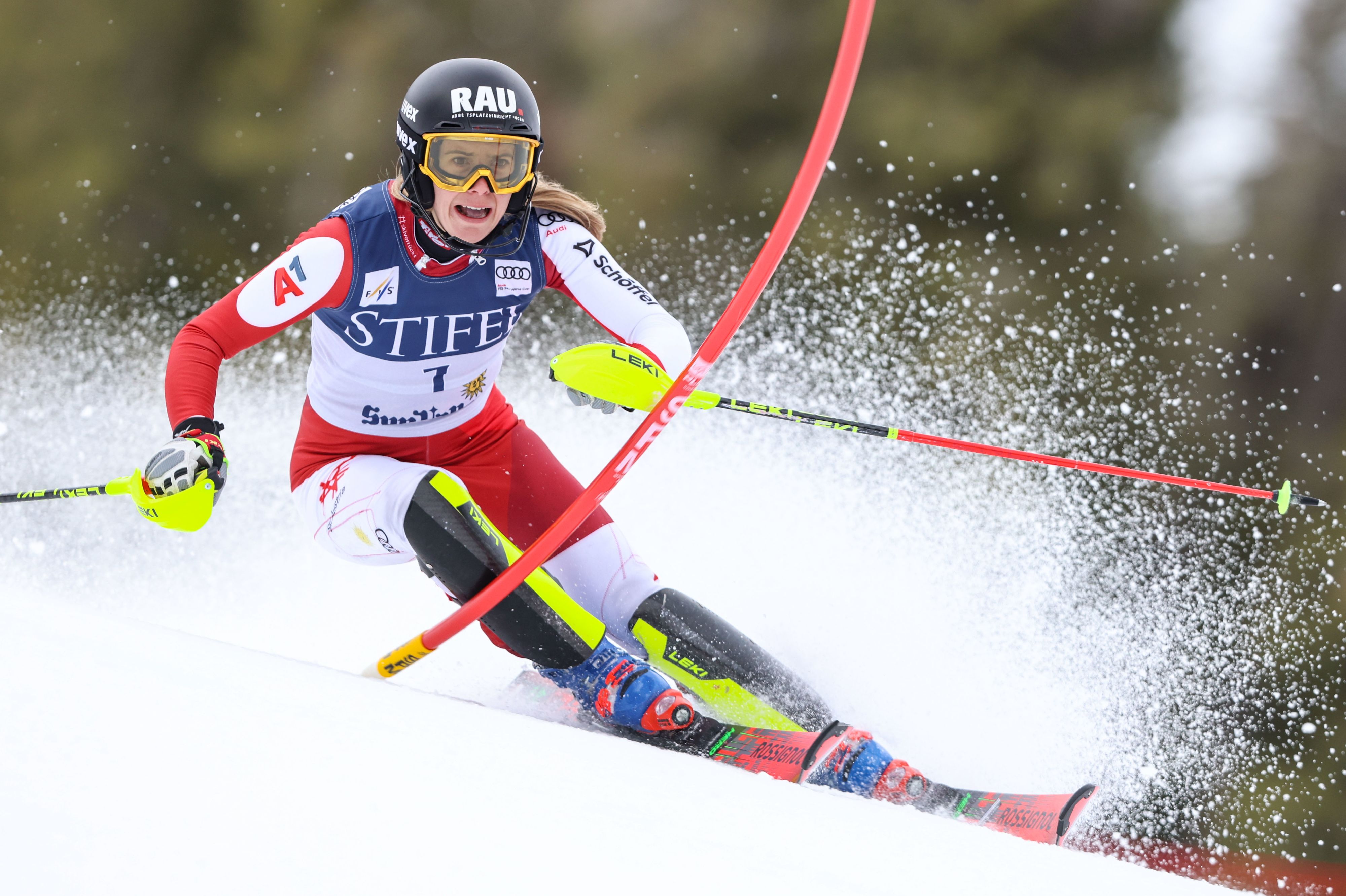 ÖSV-Ass Katharina Liensberger verpasst die kleine Kugel.