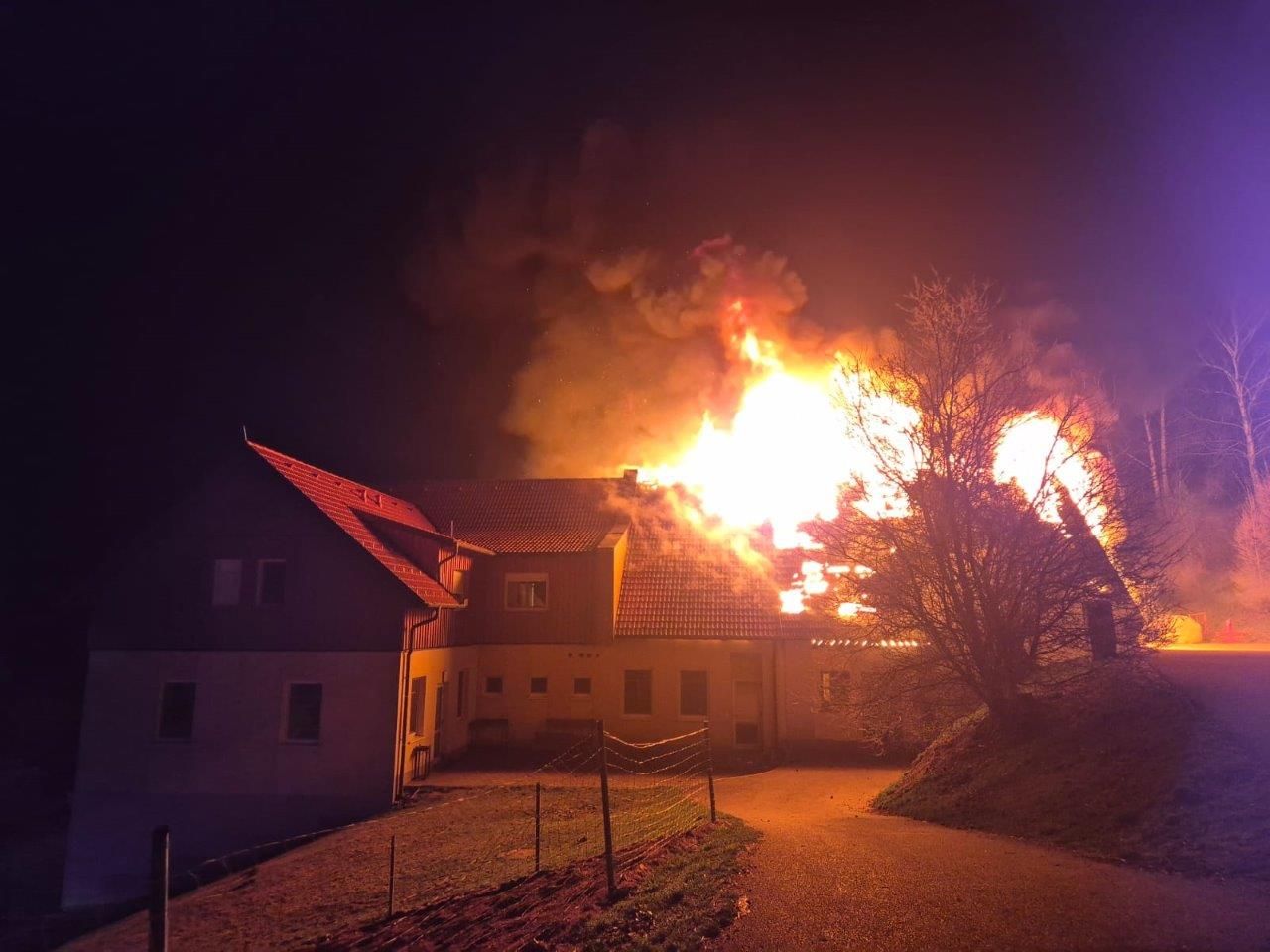 Großbrand auf landwirtschaftlichem Anwesen in Thomasberg