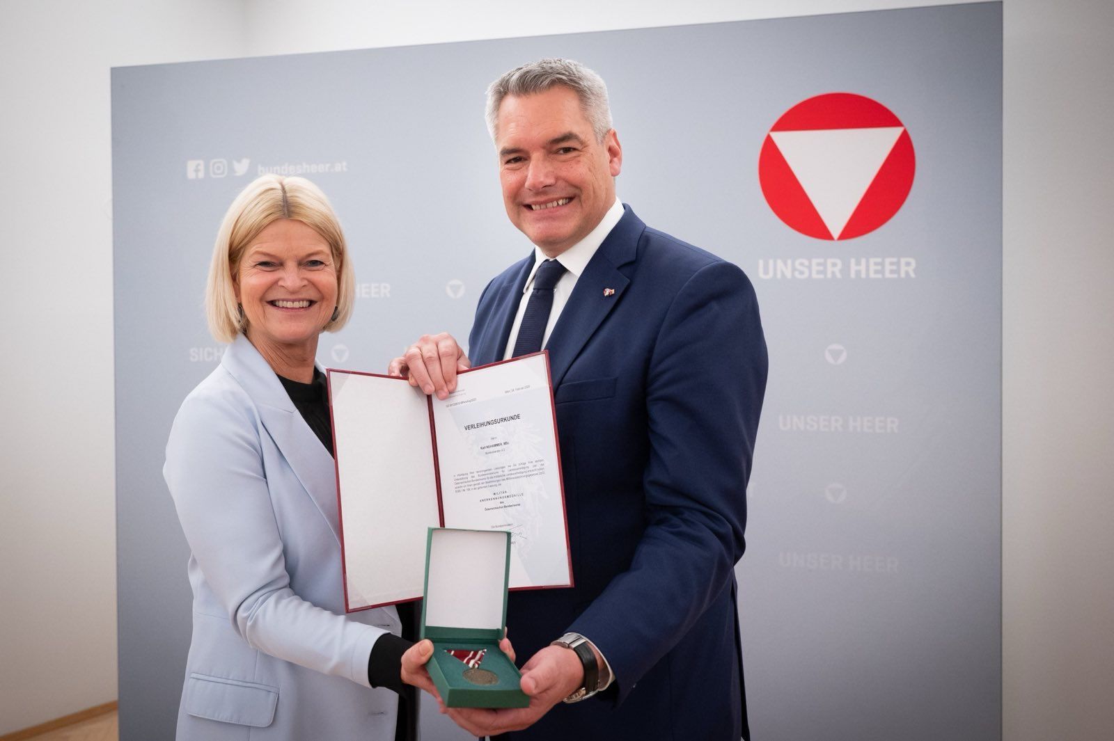 Ministerin Tanner hat Ex-Kanzler Nehammer die höchste Auszeichnung verliehen. 