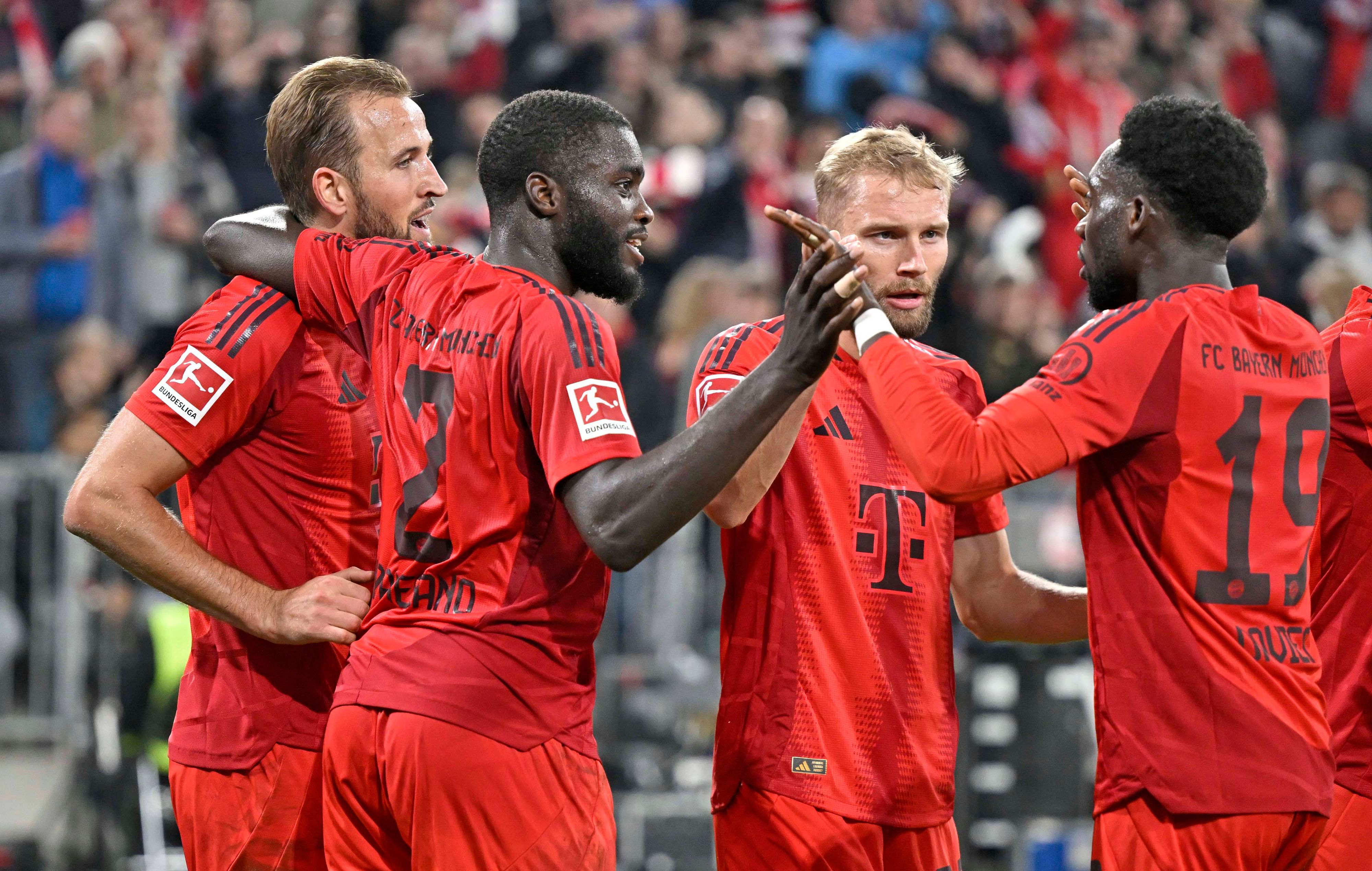 Upamecano (l.) und Davies beim Jubeln mit ÖFB-Star Konrad Laimer