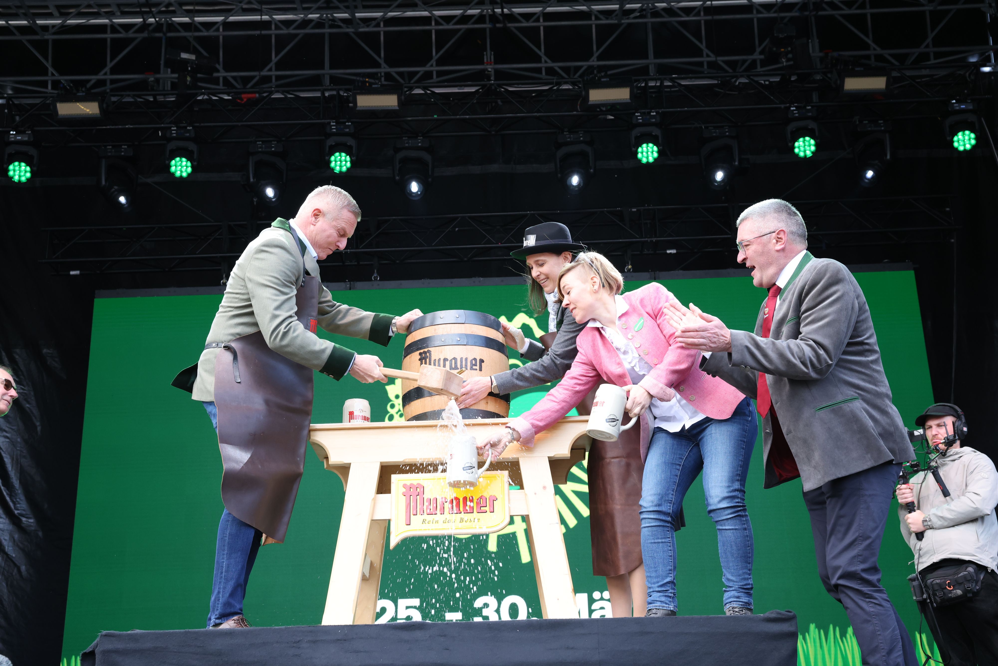 Steiermarks Landeshauptmann Mario Kunnasek, Ski-Läuferin Nicole Schmidhofer , Katrin Ofner, Skki-Cross Fahrerin und Josef Rieberer, Geschäftsführer von Murauer nahmen den Bieranstich vor.