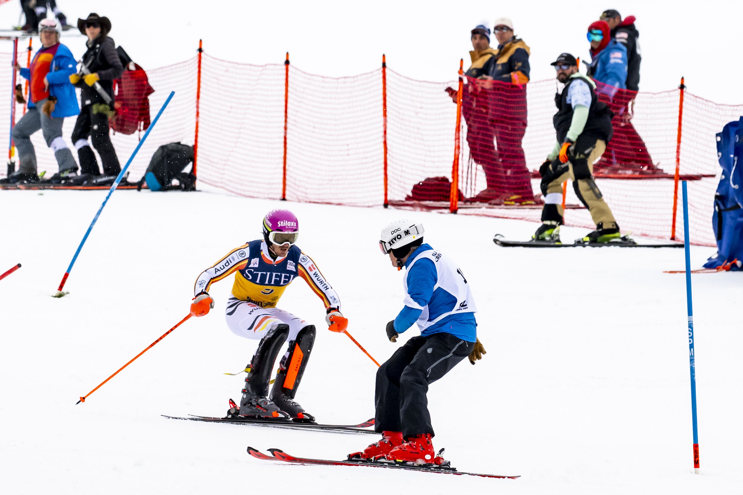 Während der Fahrt von Linus Straßer aus Deutschland quert ein Pistenrutscher den Lauf. 