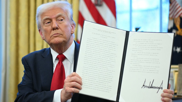 Ab 3. April schlagen die USA auf alle Auto-Importe einen Extrazoll von 25 Prozent auf, das gilt auch für Fahrzeugteile. Die Folgen, wie teuer Autos werden könnten und wieso die Tarife auch für Österreich eine Hiobsbotschaft sind. Geld-Profi Monika Rosen analysiert.
