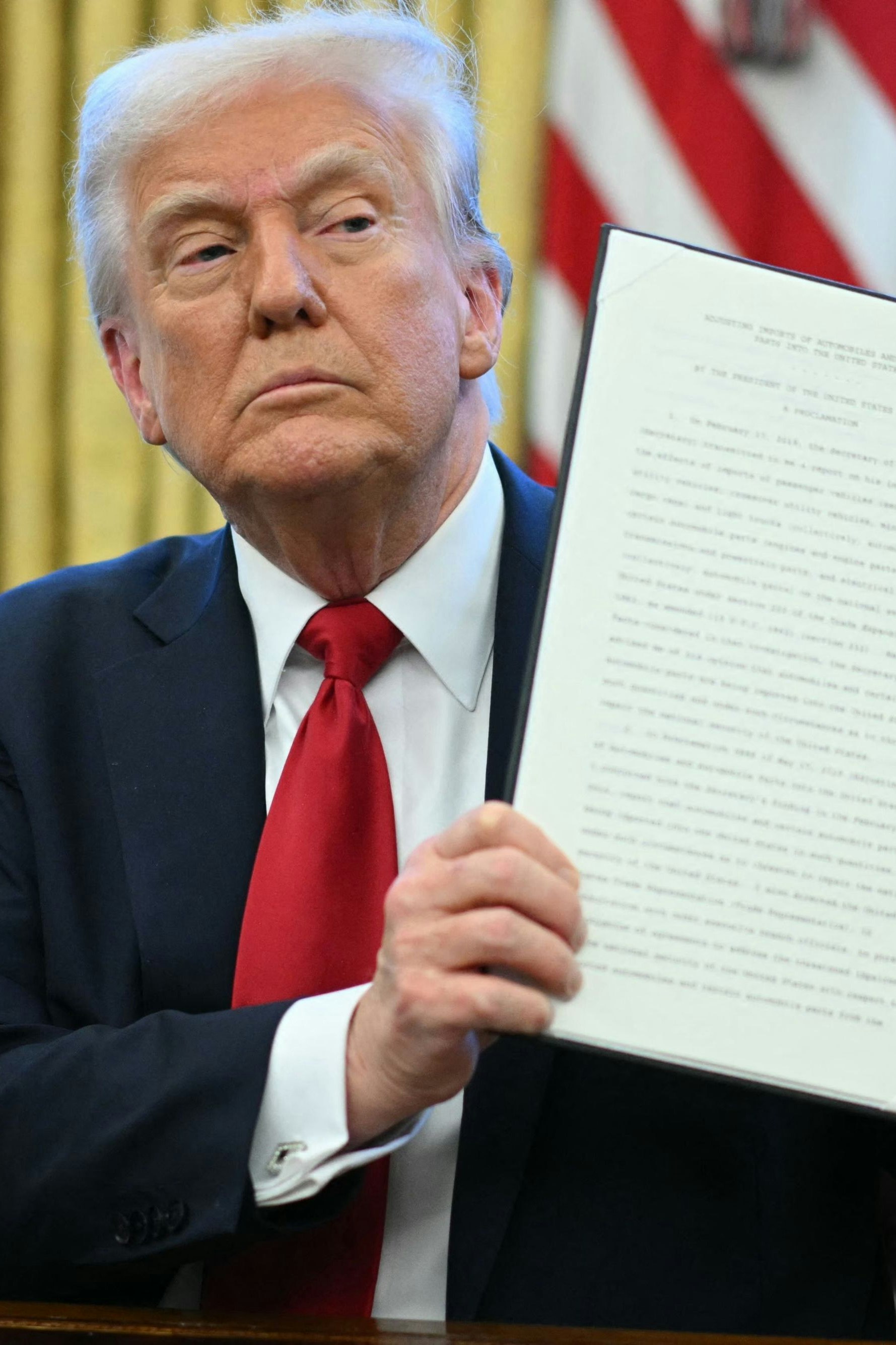 US-Präsident Donald Trump zeigt die Executive Order zu den Sonderzöllen