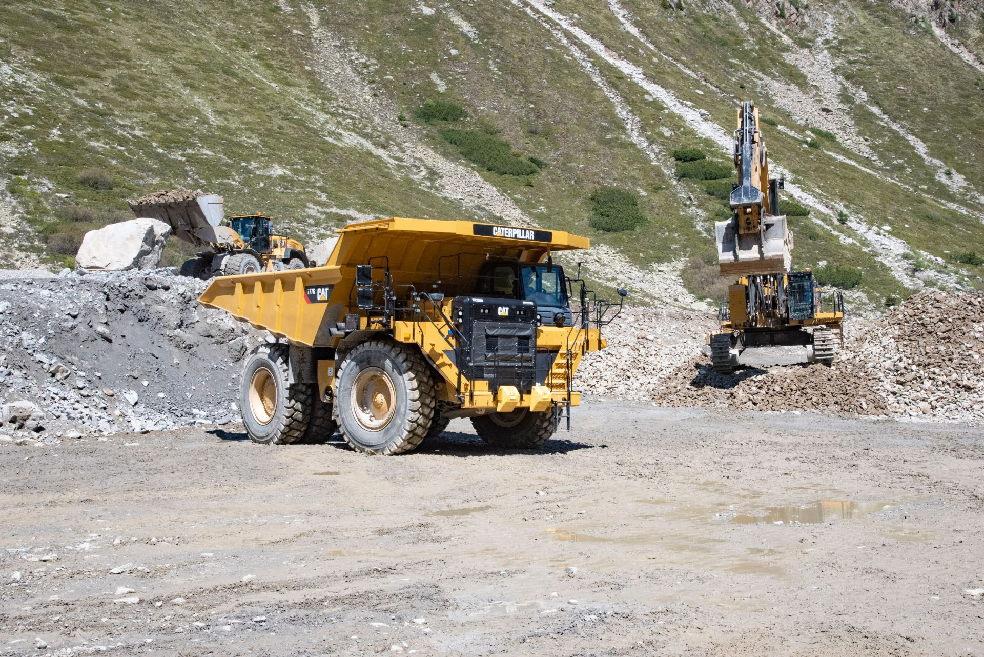 Ein solcher Cat Muldenkipper 777G ist am 27. März 2025 auf der Kühtai-Baustelle verunglückt.