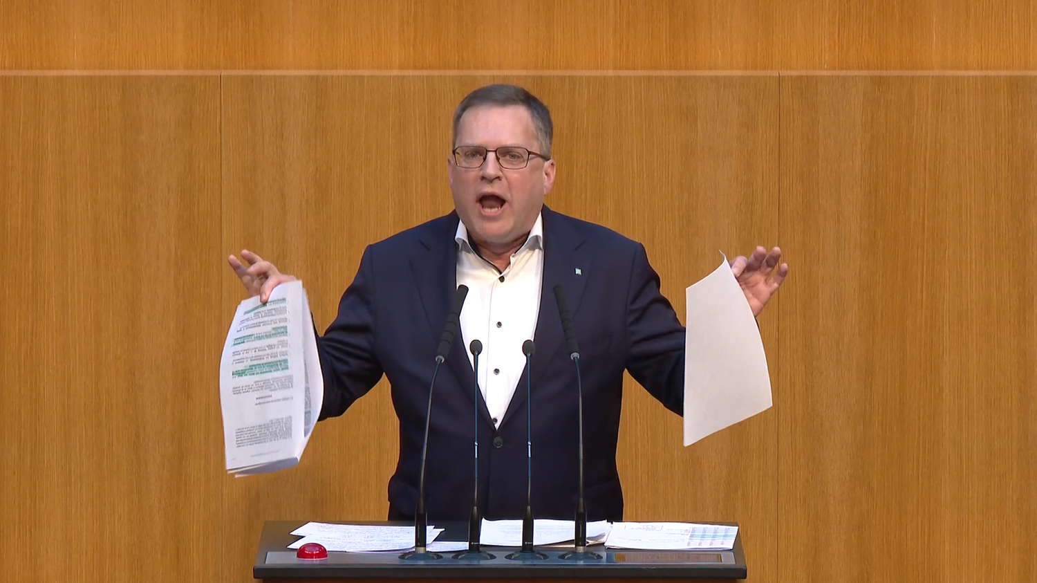 August Wöginger griff die FPÖ im Parlament hart an: Zwei von den Blauen eingebrachte Anträge hätten, bei Umsetzung, dem Staat 20 Milliarden Euro gekostet