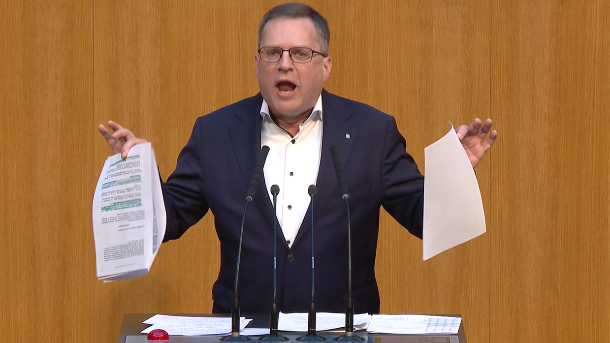August Wöginger griff die FPÖ im Parlament hart an: Zwei von den Blauen eingebrachte Anträge hätten, bei Umsetzung, dem Staat 20 Milliarden Euro gekostet. (27. März 2025)