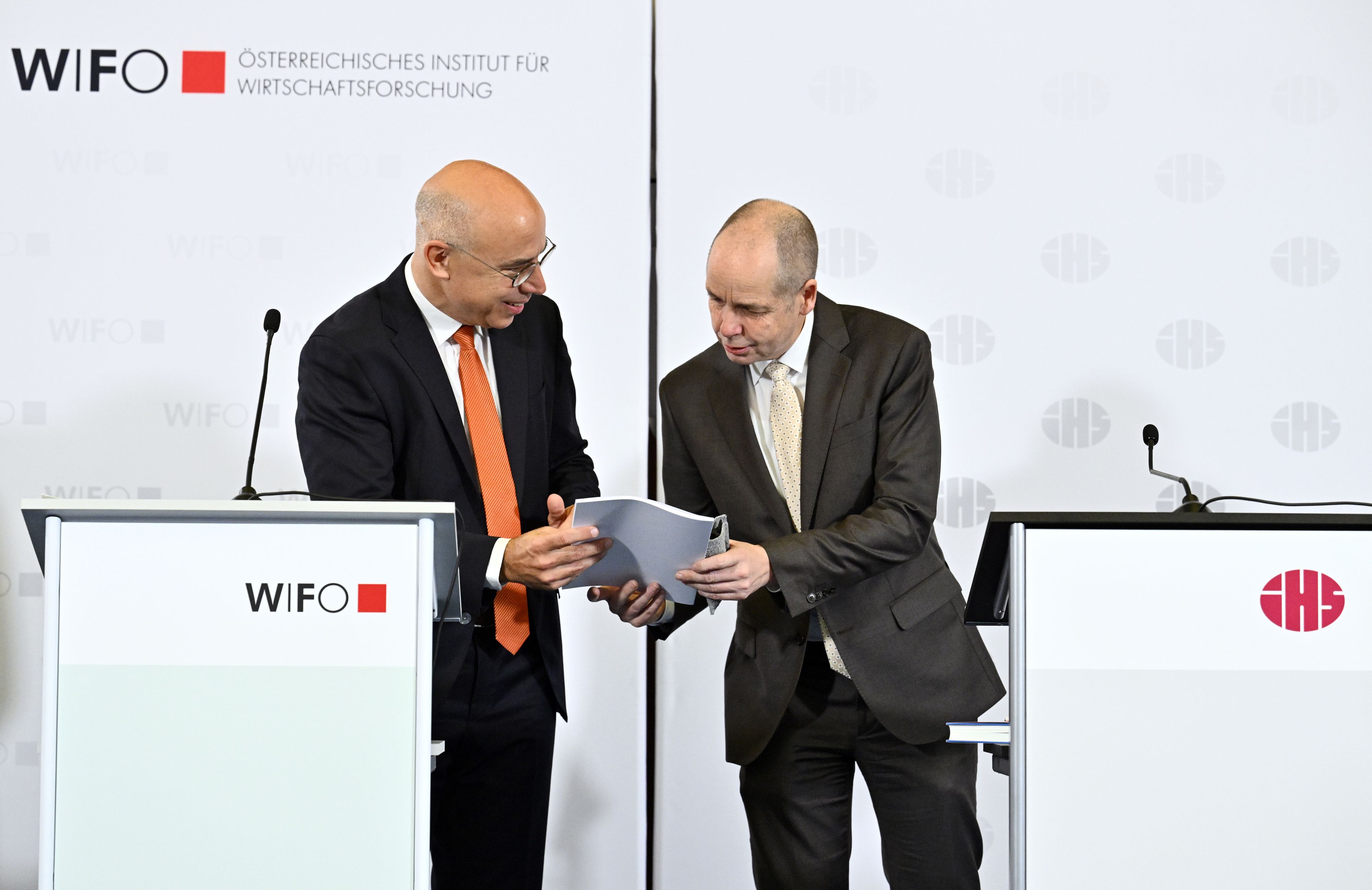 Wifo-Chef Gabriel Felbermayr und IHS-Chef Holger Bonin präsentierten die neuen Wirtschaftsdaten (Archivbild Dezember 2024).