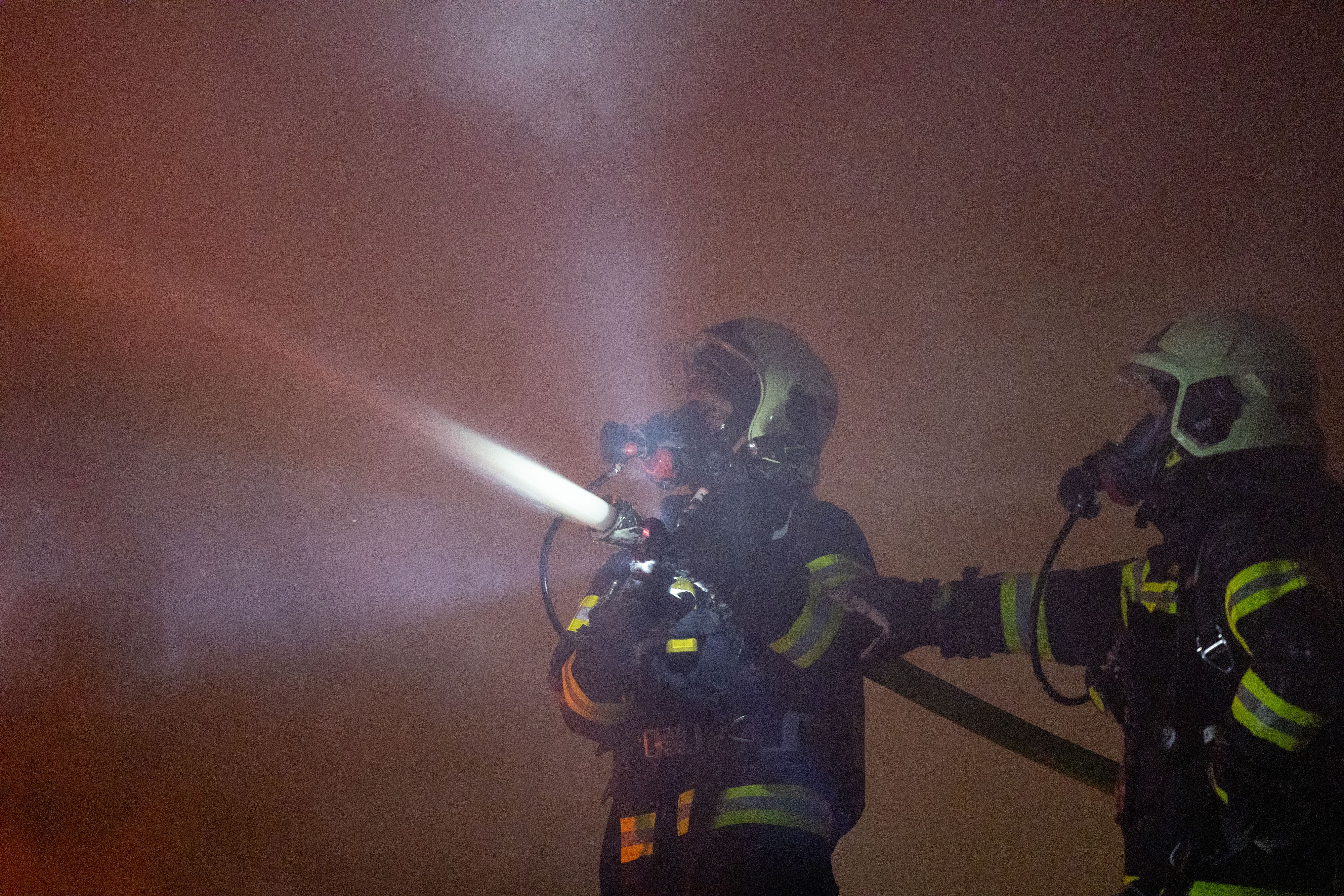Bei einem Brand in Leoben konnten Feuerwehrkräfte die Leiche eines Mannes entdecken. (Symbolbild)