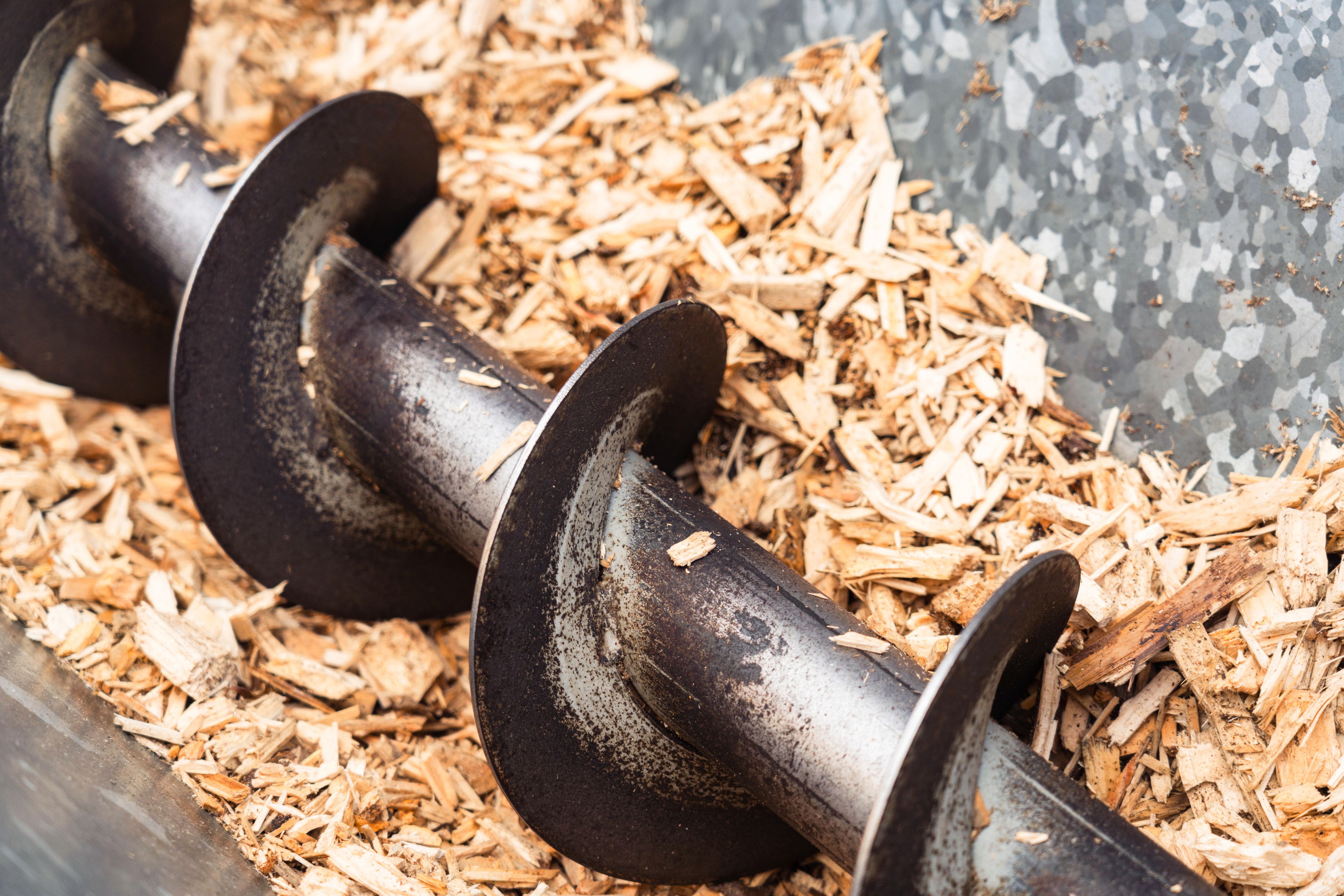 Der Mann dürfte mit der Kleidung in eine Hackschnitzel-Schnecke geraten sein.