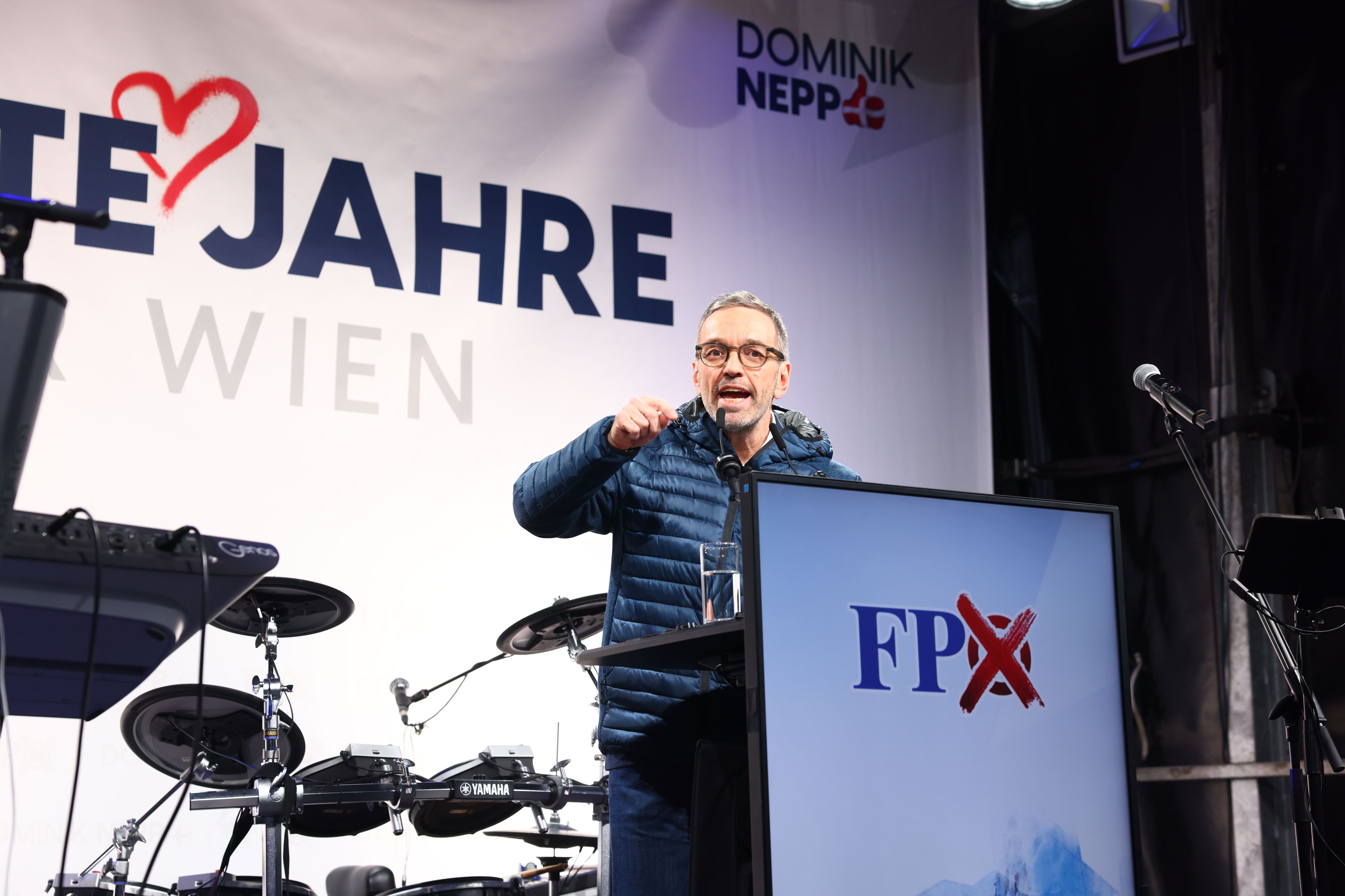 FPÖ-Chef Herbert Kickl heizte die Stimmung beim Wahlauftakt für Wien-Spitzenkandidat Dominik Nepp auf.