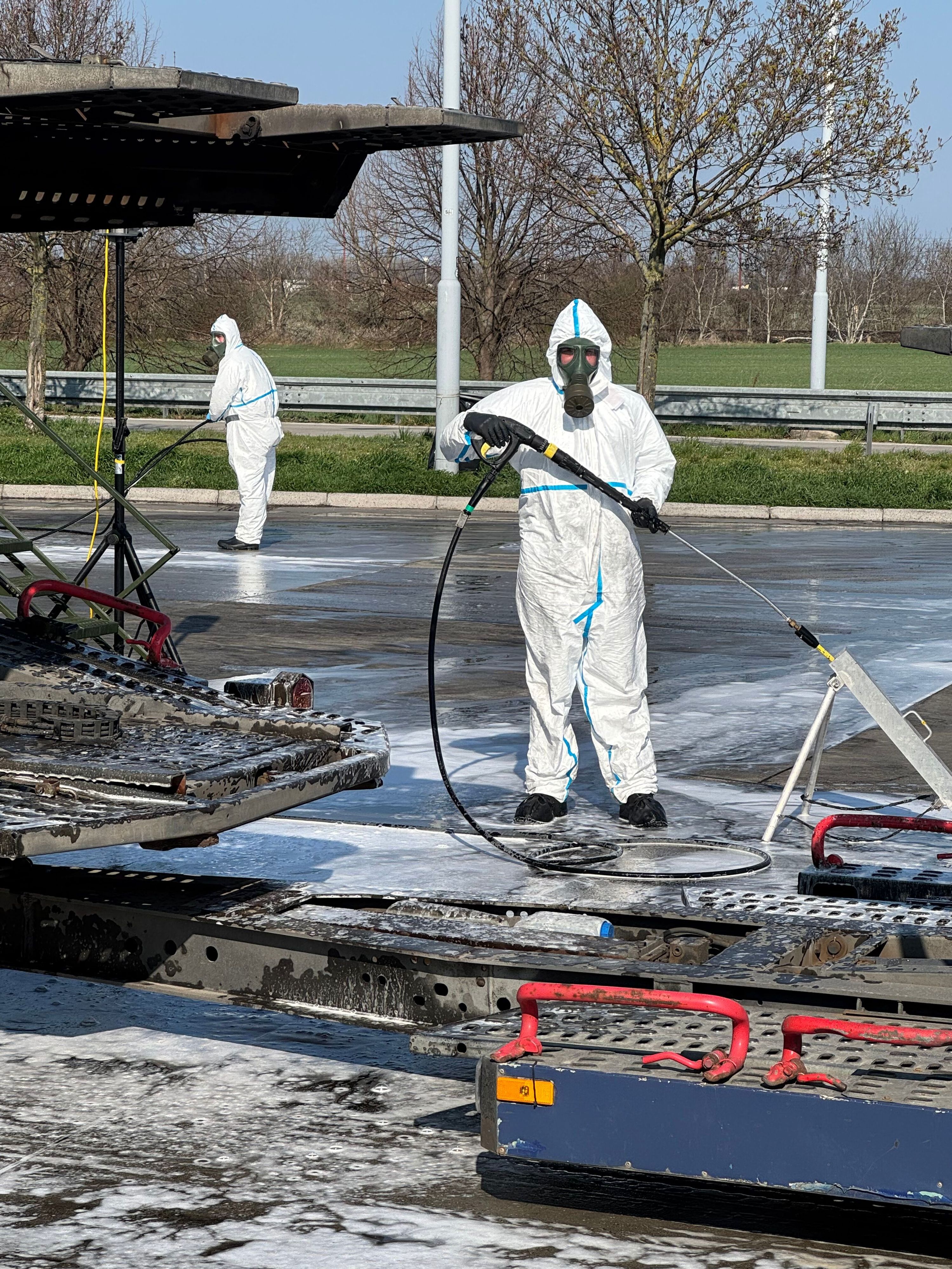 Seit Mittwoch ist das heimische Bundesheer bei der Bekämpfung der Maul- und Klauenseuche in der Slowakei im Einsatz. Mittwochabend starteten sie mit der Dekontamination von Großfahrzeugen am slowakisch-ungarischen Grenzübergang Rajka