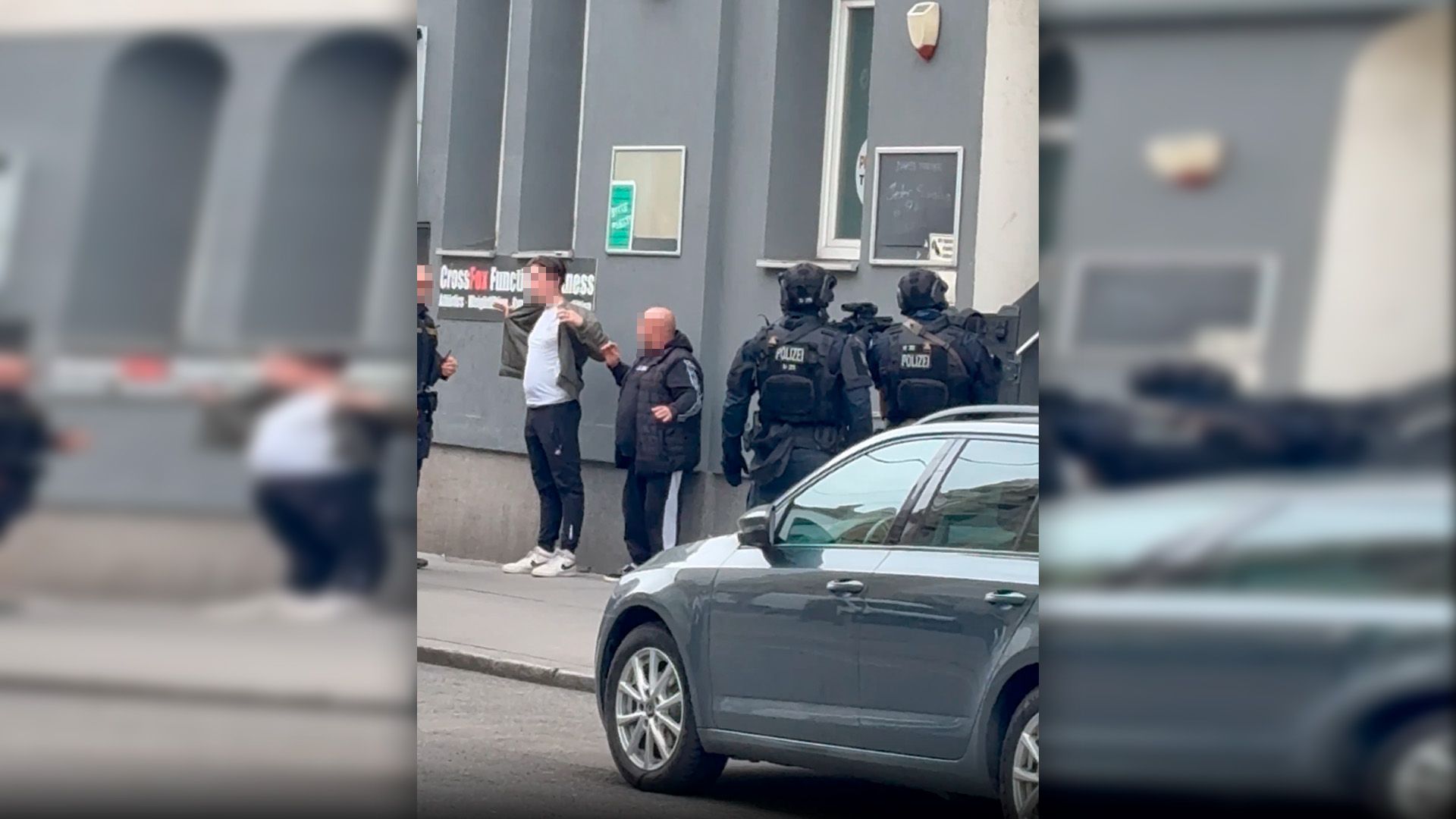 Die Männer mussten mit erhobenen Händen vor dem Café stehen.