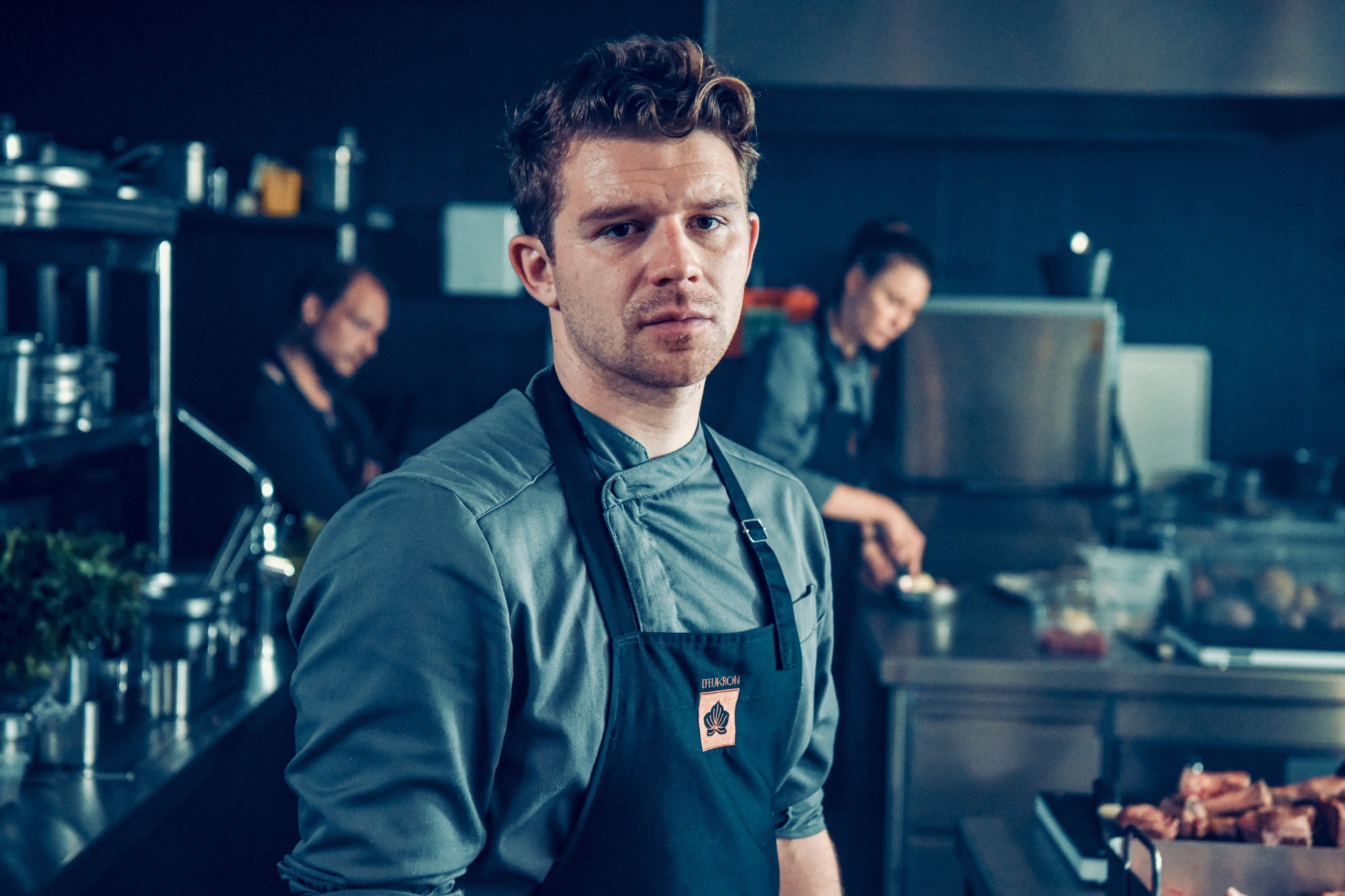 Simon Morzé als Lars.