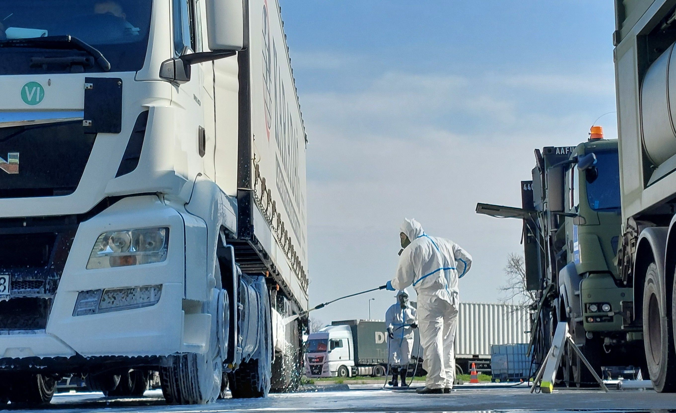 Seit Tagen Stunden ist das heimische Bundesheer bei der Bekämpfung der Maul- und Klauenseuche in der Slowakei im Einsatz. Mittwochabend starteten sie mit der Dekontamination von Großfahrzeugen am slowakisch-ungarischen Grenzübergang Rajka.