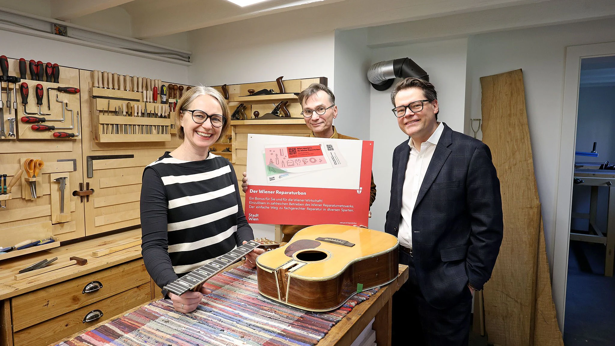 Neuauflage des Wiener Reparaturbon: Umweltstadtrat Jürgen Czernohorszky und Bezirksvorsteherin Michaela Schüchner aus Penzing.