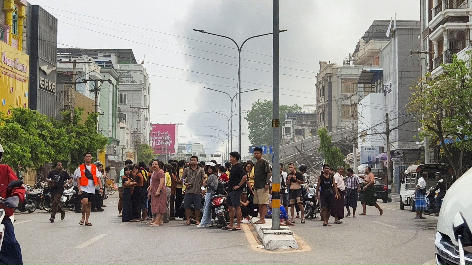 In Myanmar steigen die Todeszahlen immer weiter, Menschen flüchteten aus Angst auf die Straßen.