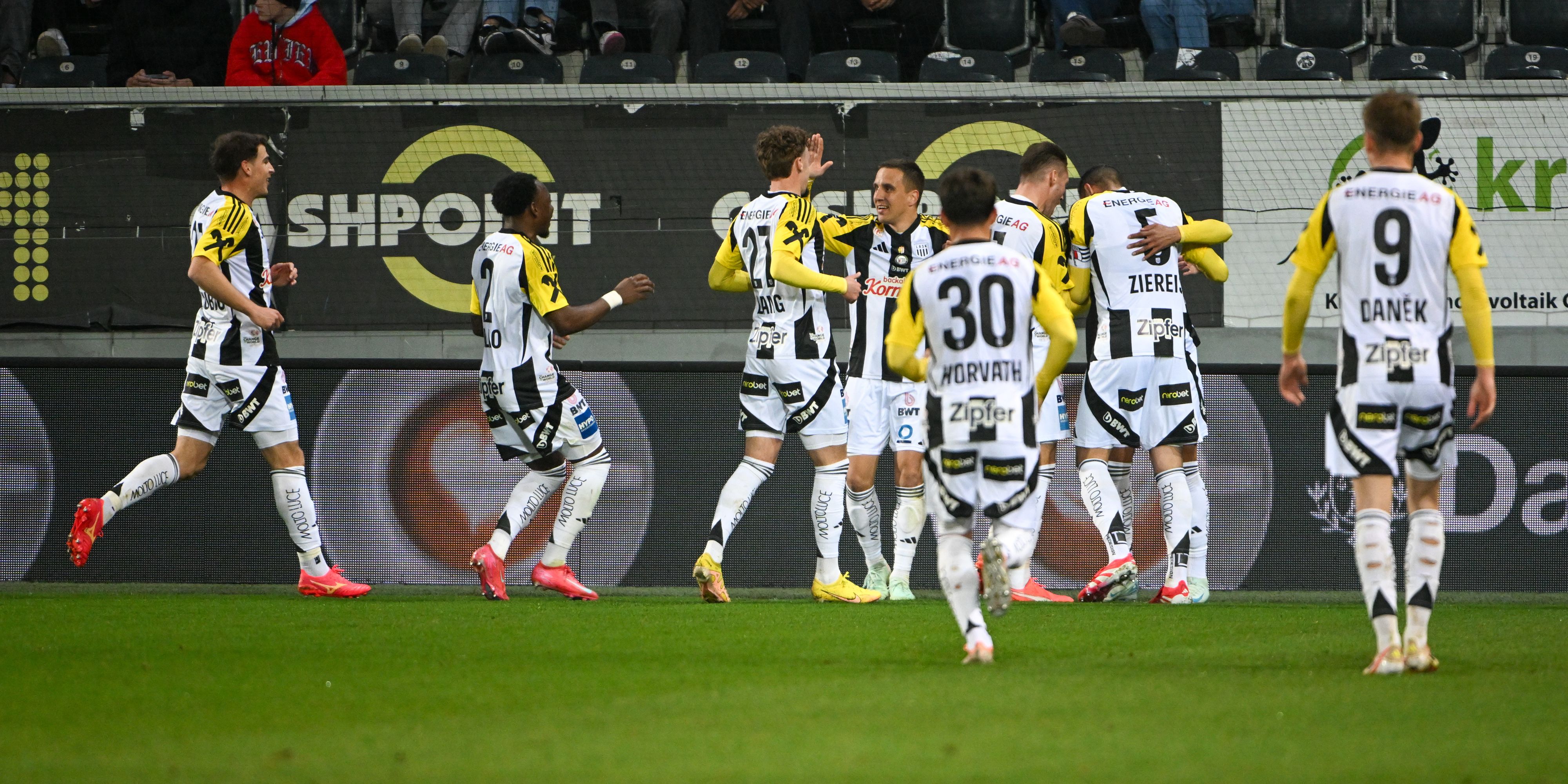 Der LASK freut sich über den Auswärtssieg in Altach.