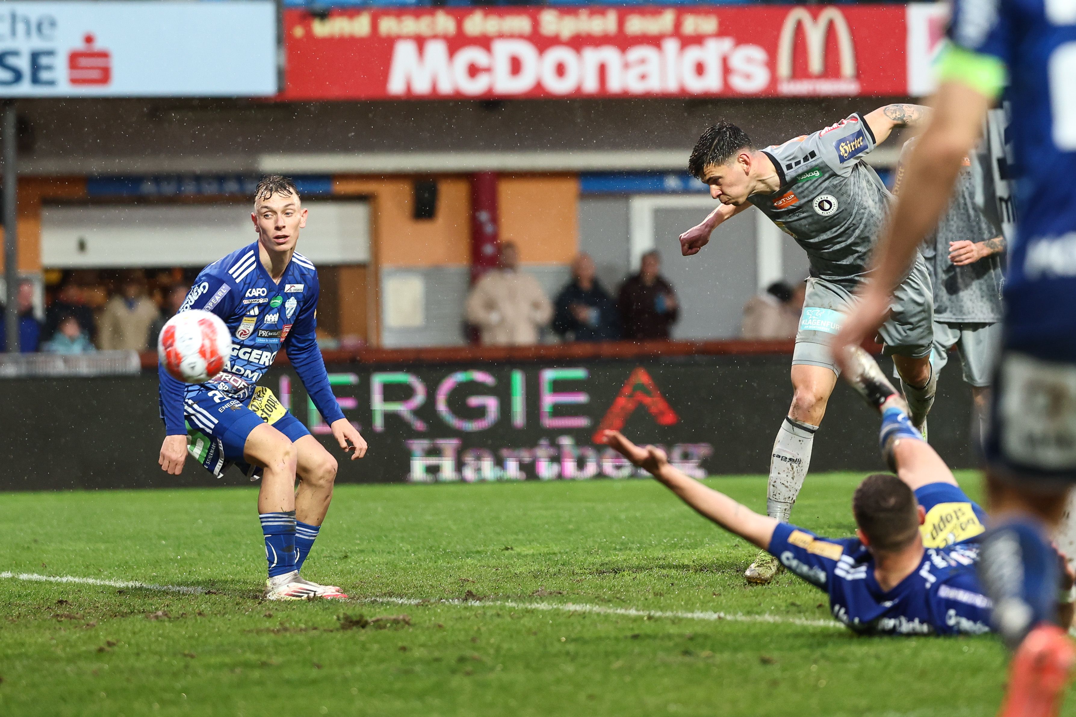 David Tosevski erzielt einen Dreierpack gegen Hartberg. 